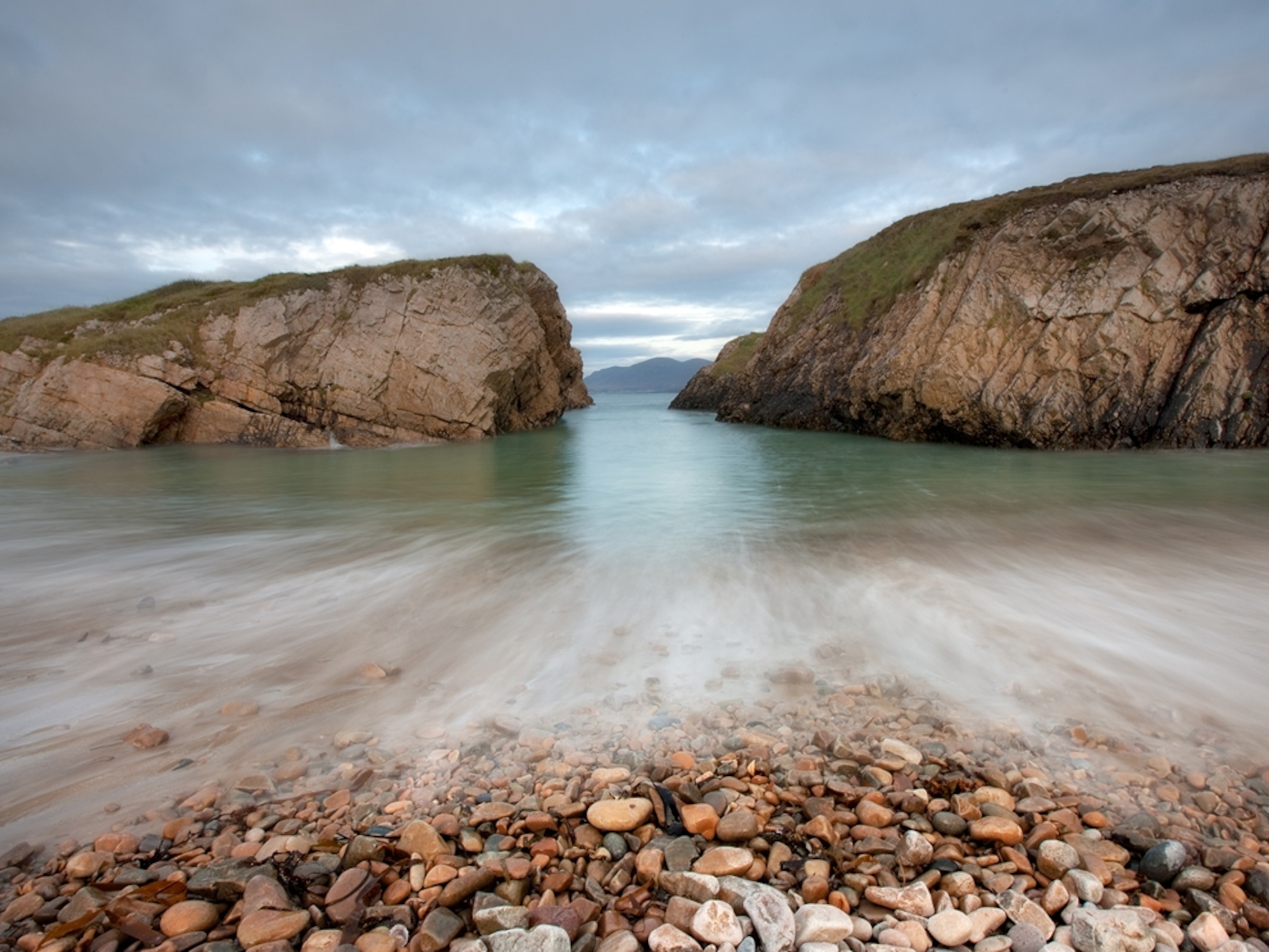 water flowing away from the shore
