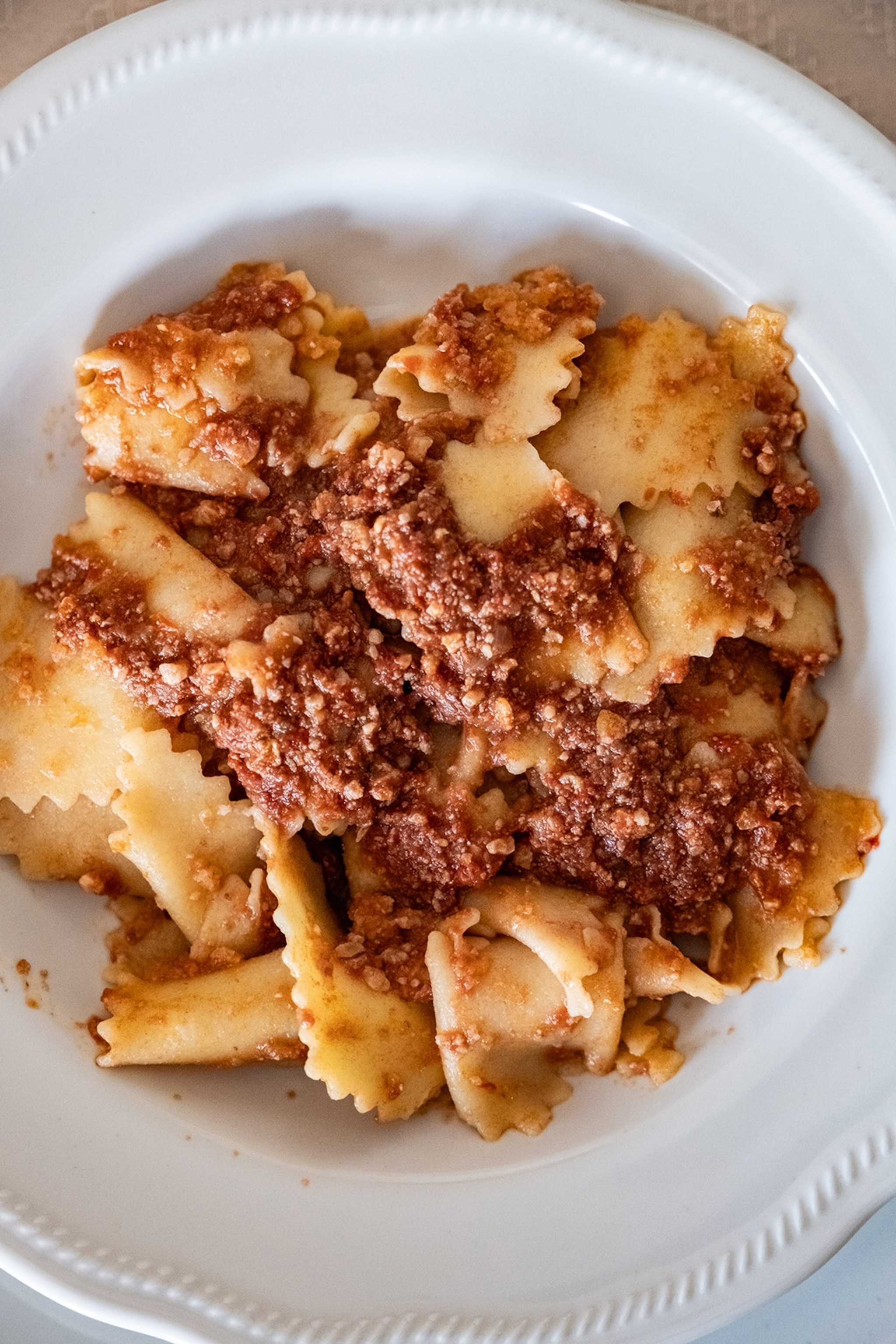 Takkënuèddë pasta with tomato and walnut sauce and fried breadcrumbs