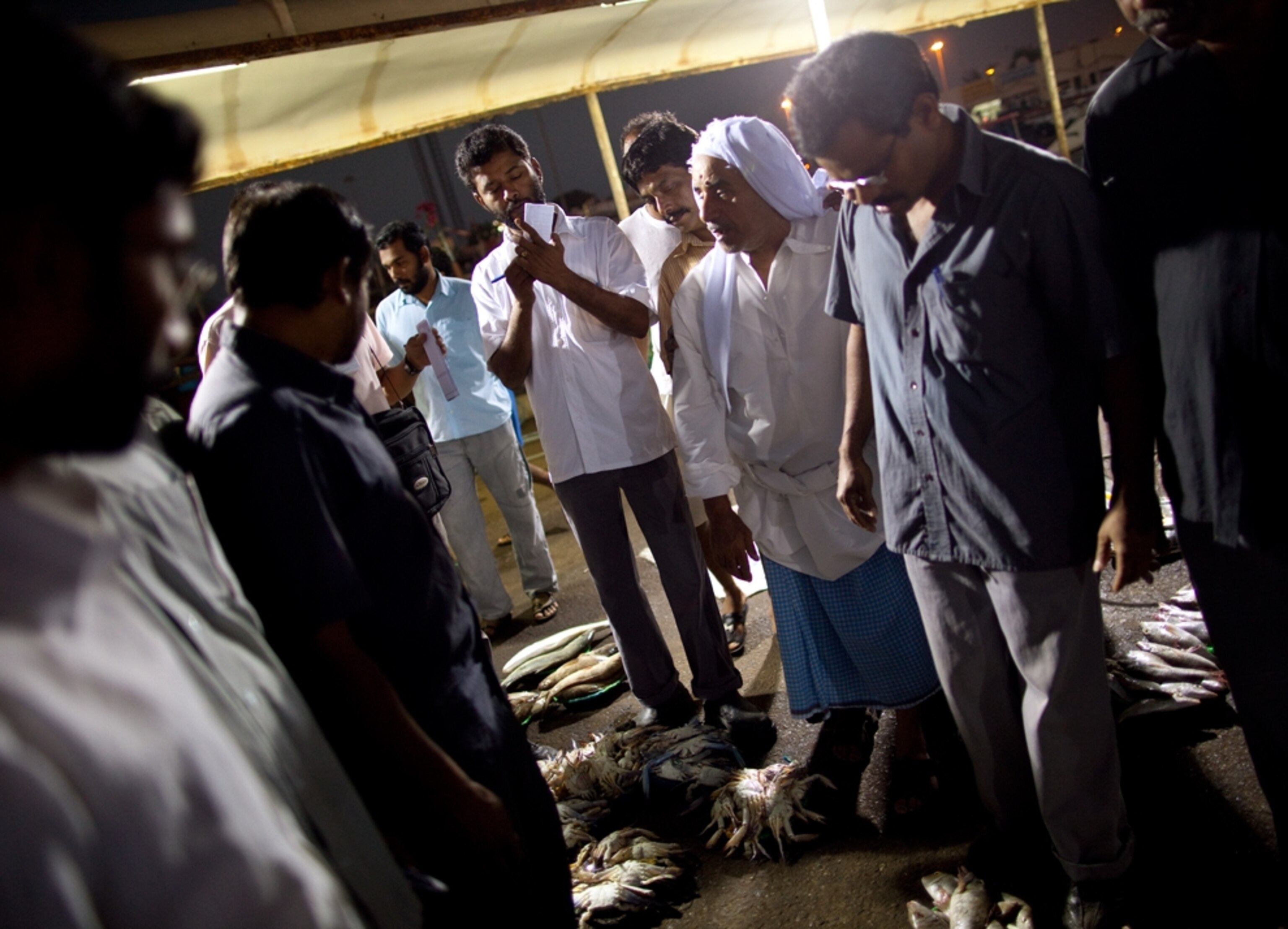 A man auctions fresh crabs