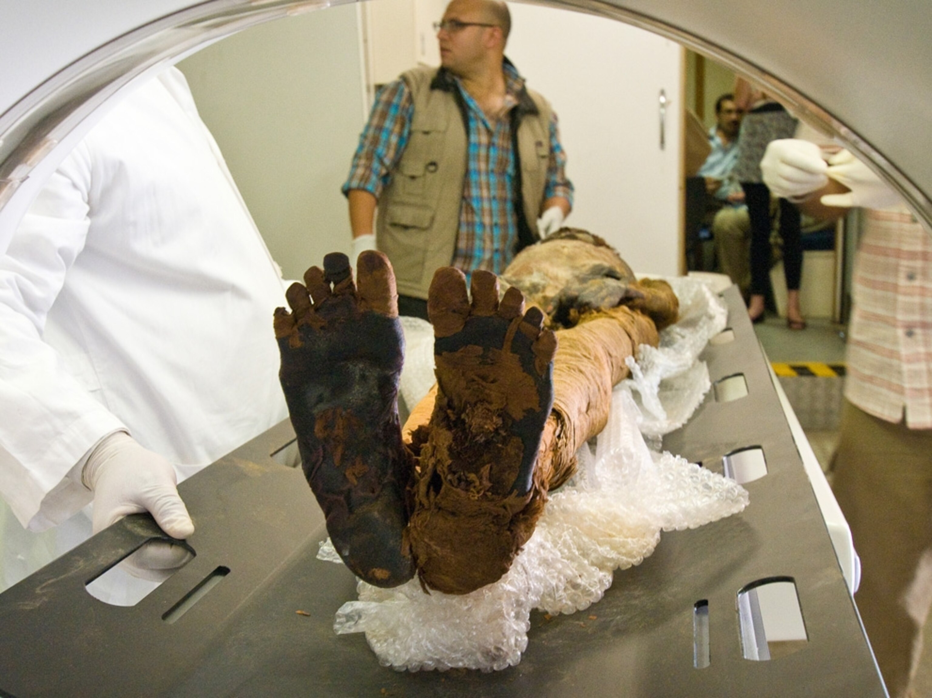 Egyptian mummy picture: A mummy goes into a CT scanner feet first