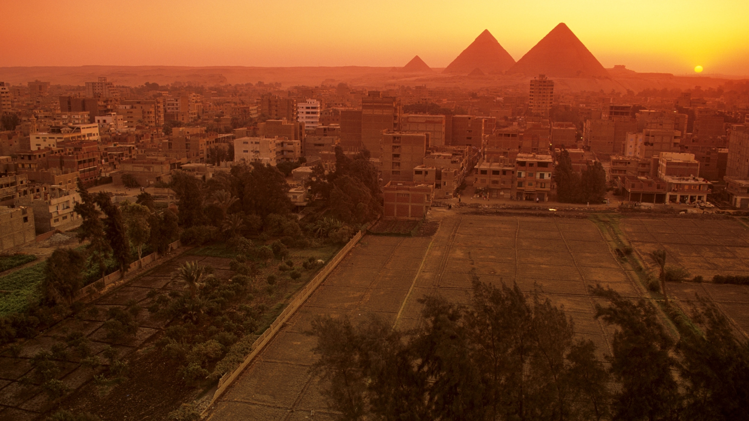 How were the Pyramids of Giza built?
