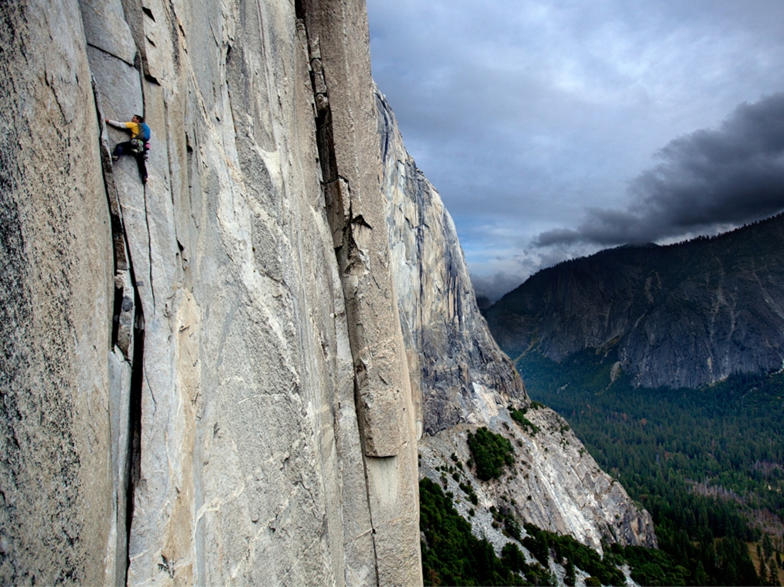 Alex Honnold solo climbs El Capitan in Yosemite National Park