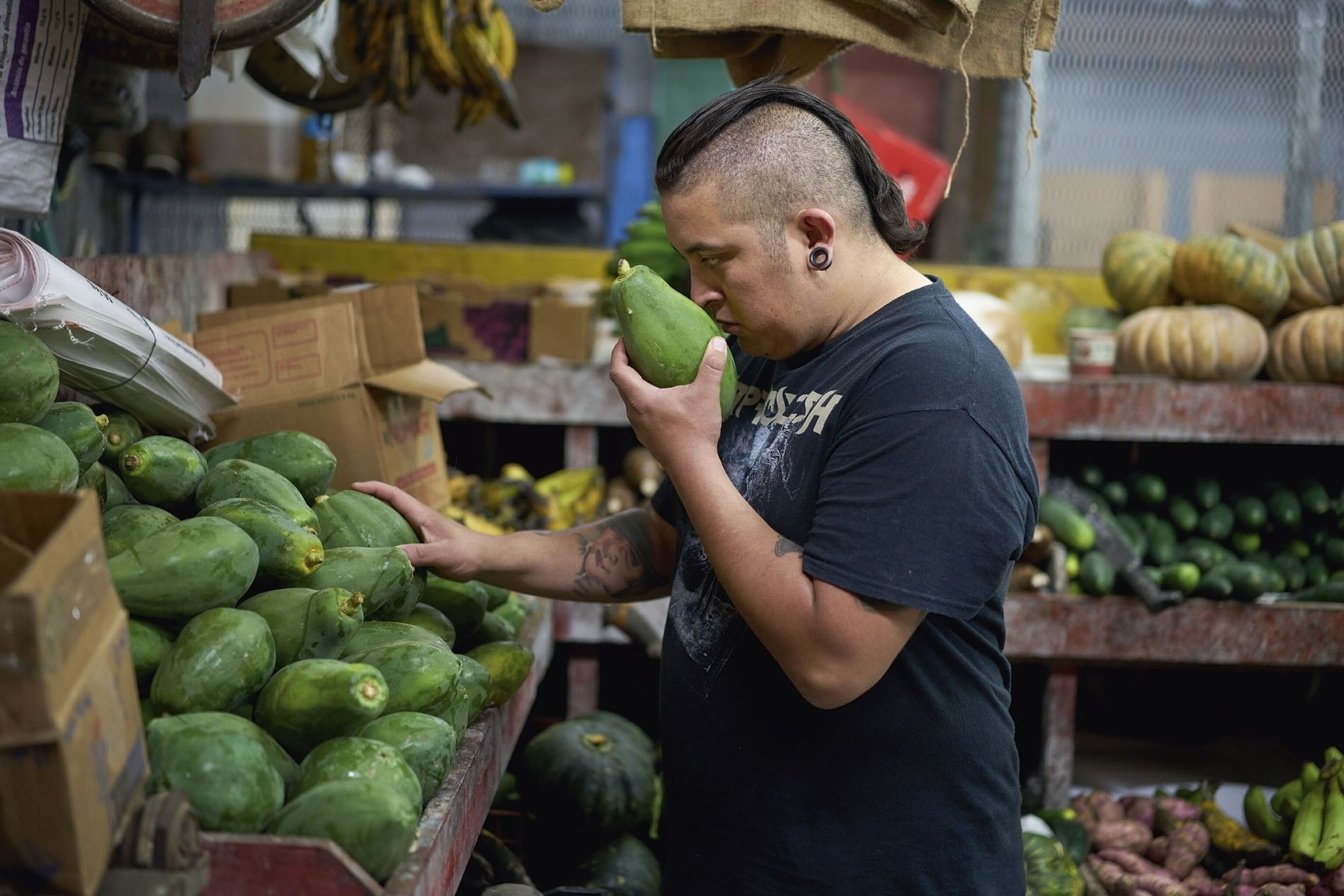 Diego Hernández sourcing ingredients in Mercado Central.