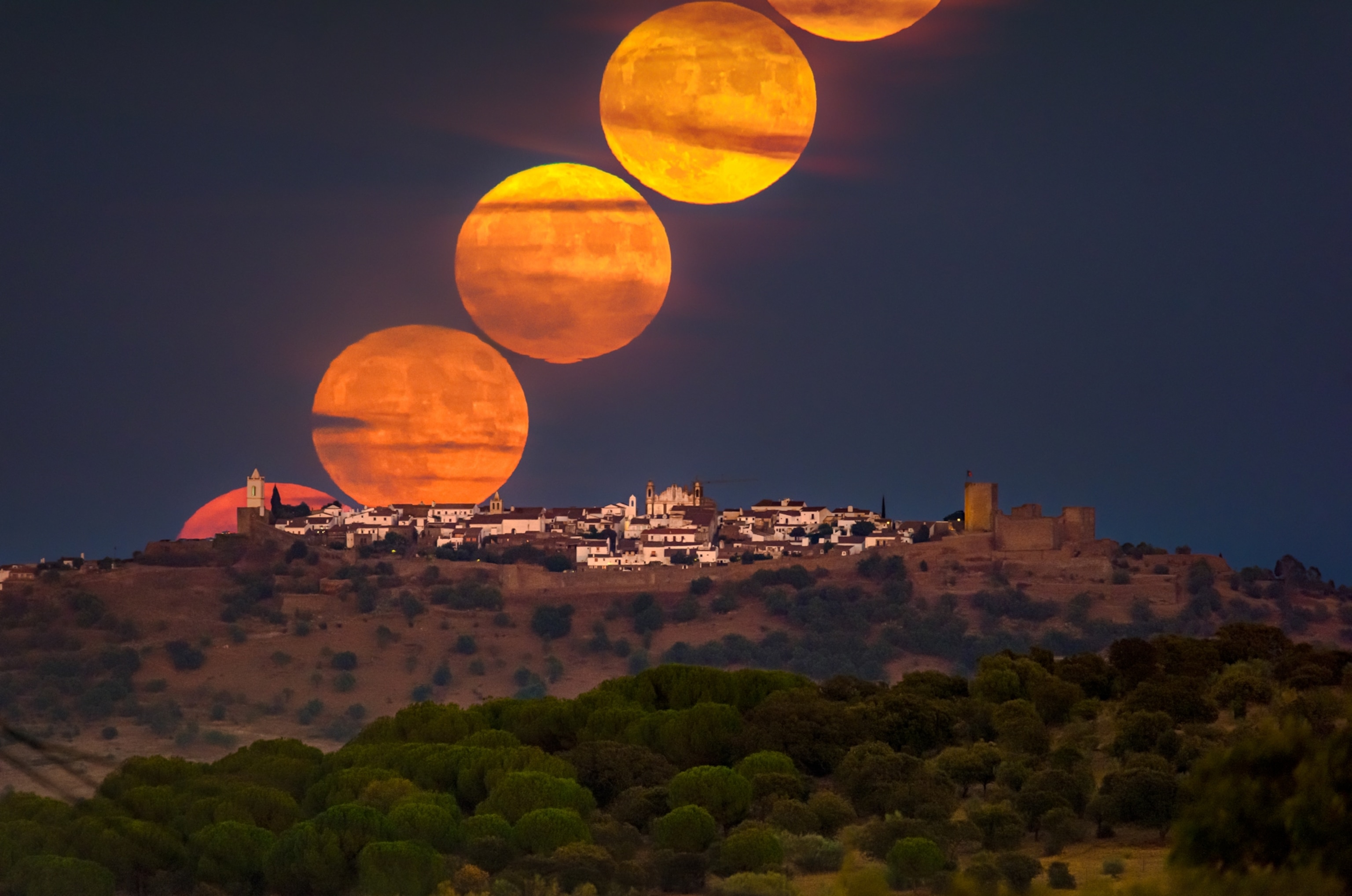 A sequence of a Super Full Moon rising above Monsaraz castle.
