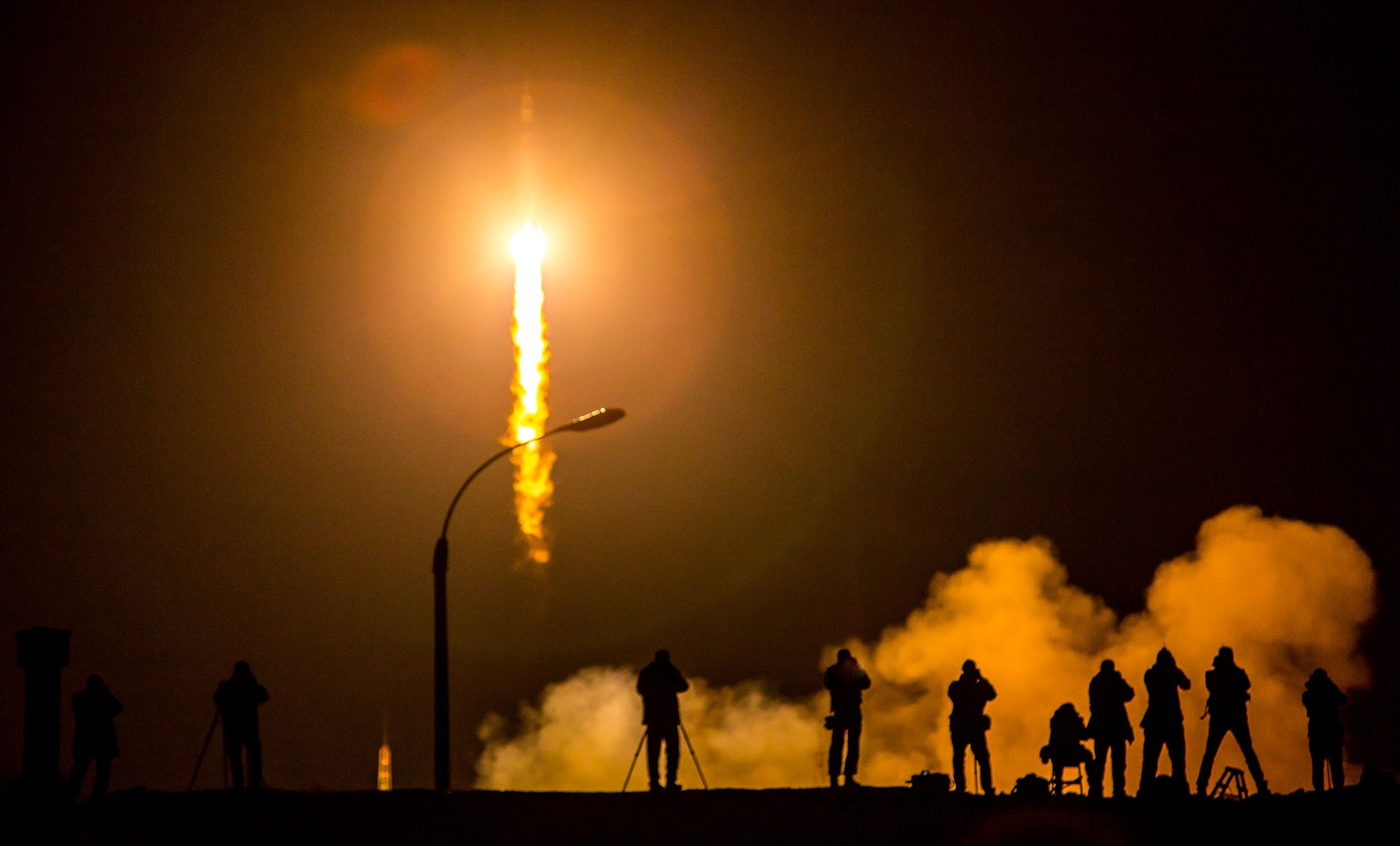 media photographing the liftoff of the Soyuz spacecraft