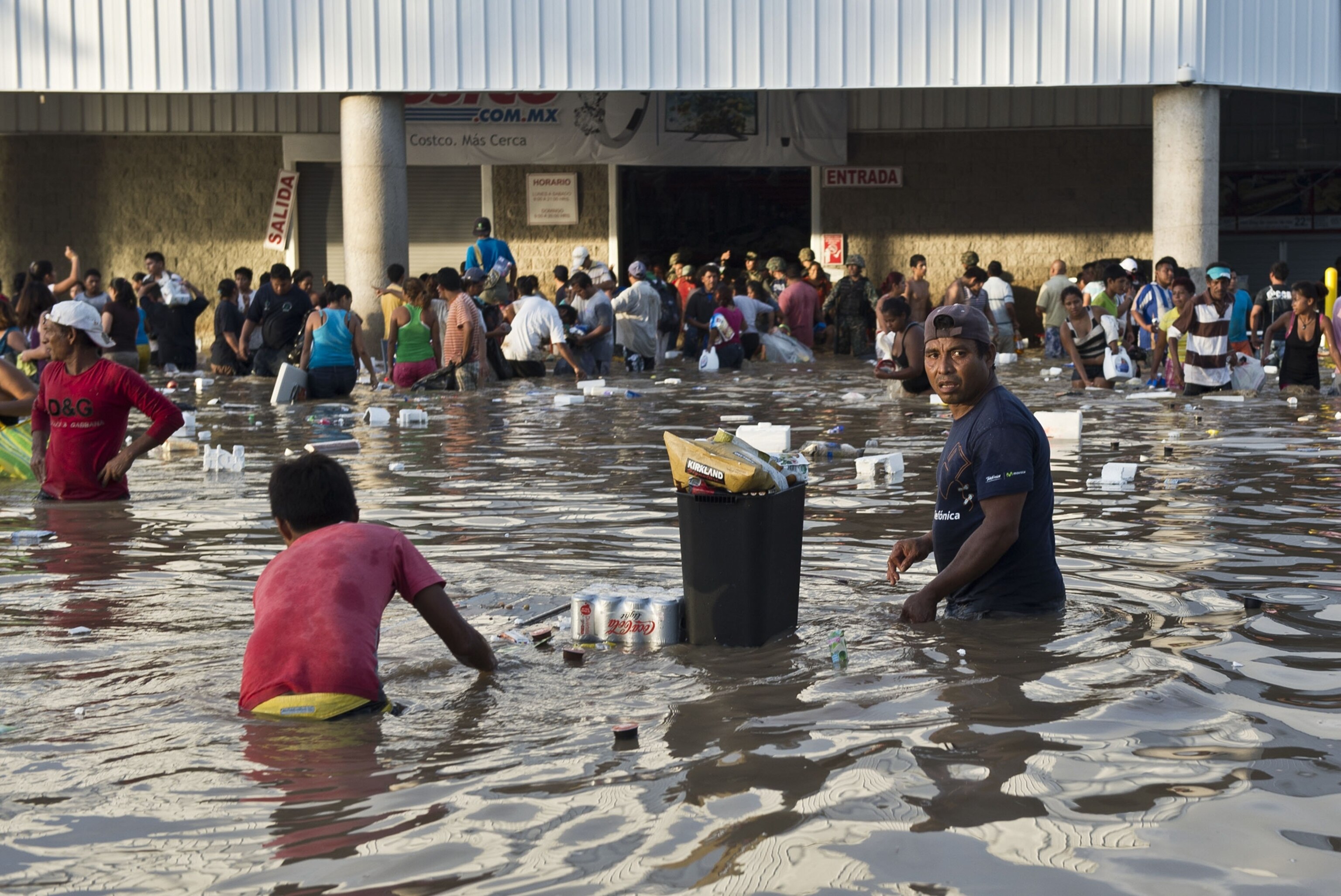 looters cleaning out a supermarket in Acapulco on September 17 in the aftermath of tropical storm Manuel