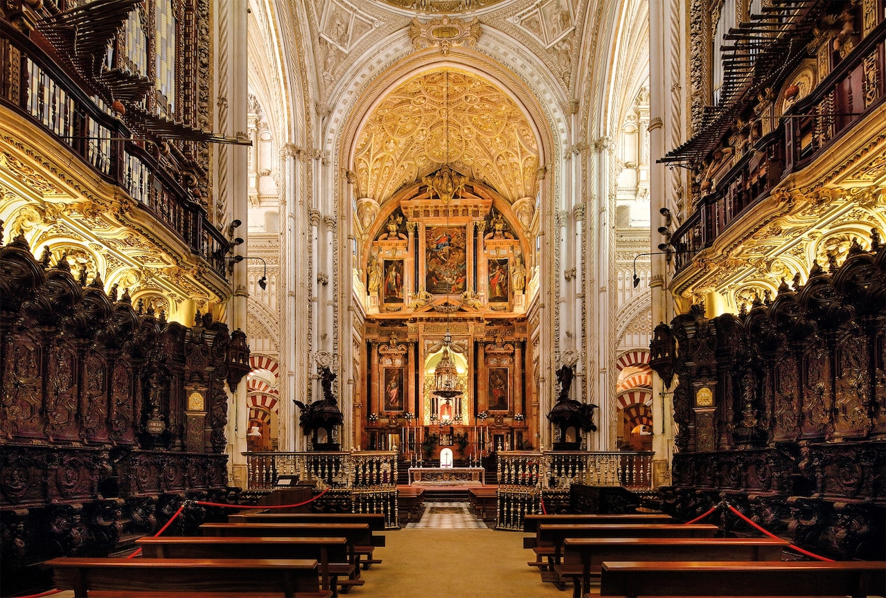 Construction of the cathedral’s Main Chapel began in 1523. It was placed in the center of the original mosque and adorned with more traditional Christian artworks, including a 17th-century marble altarpiece and paintings honoring the Assumption of the Virgin Mary.