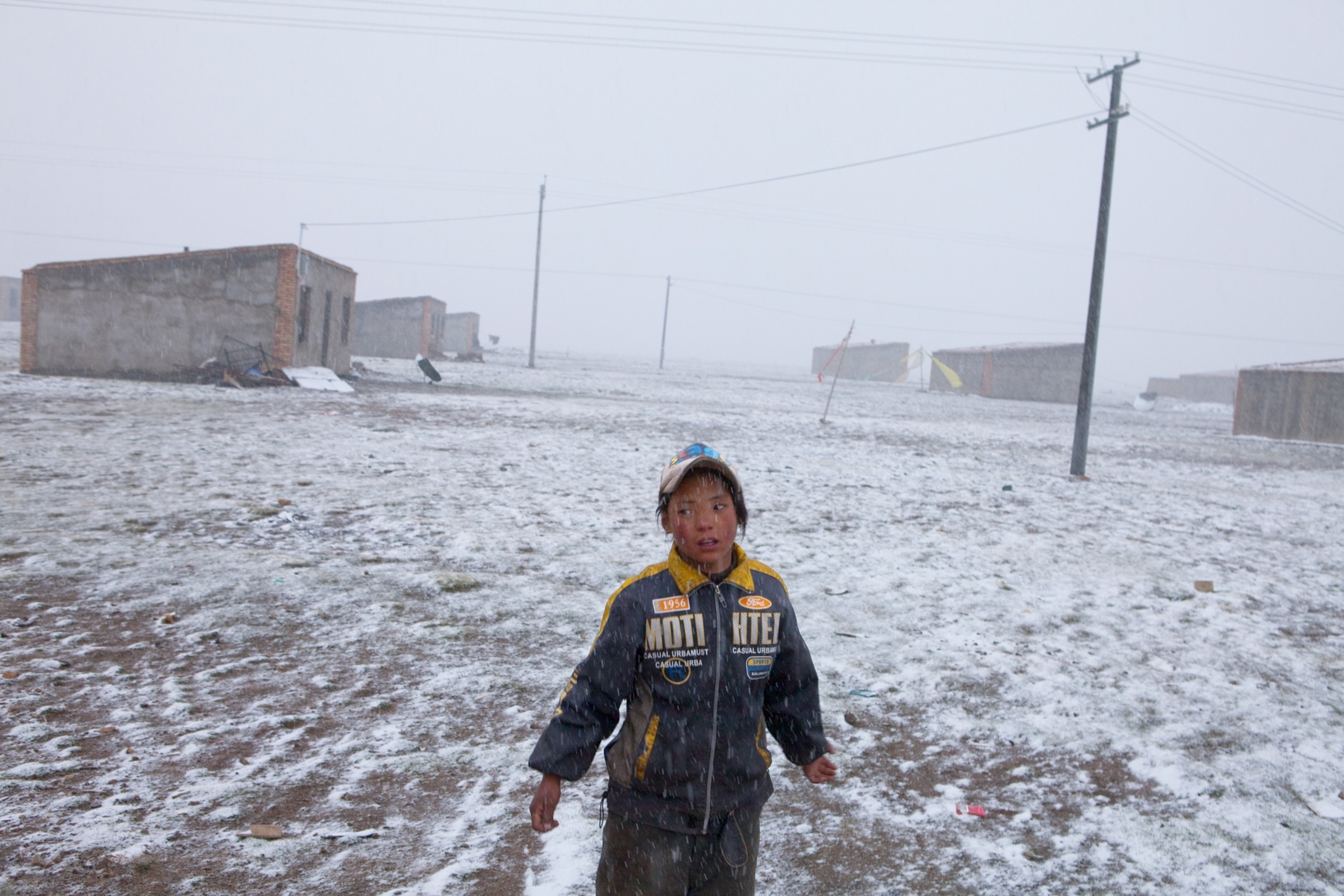 a child of Tibetan nomads in a settlement near the town of Hua Shi Xia