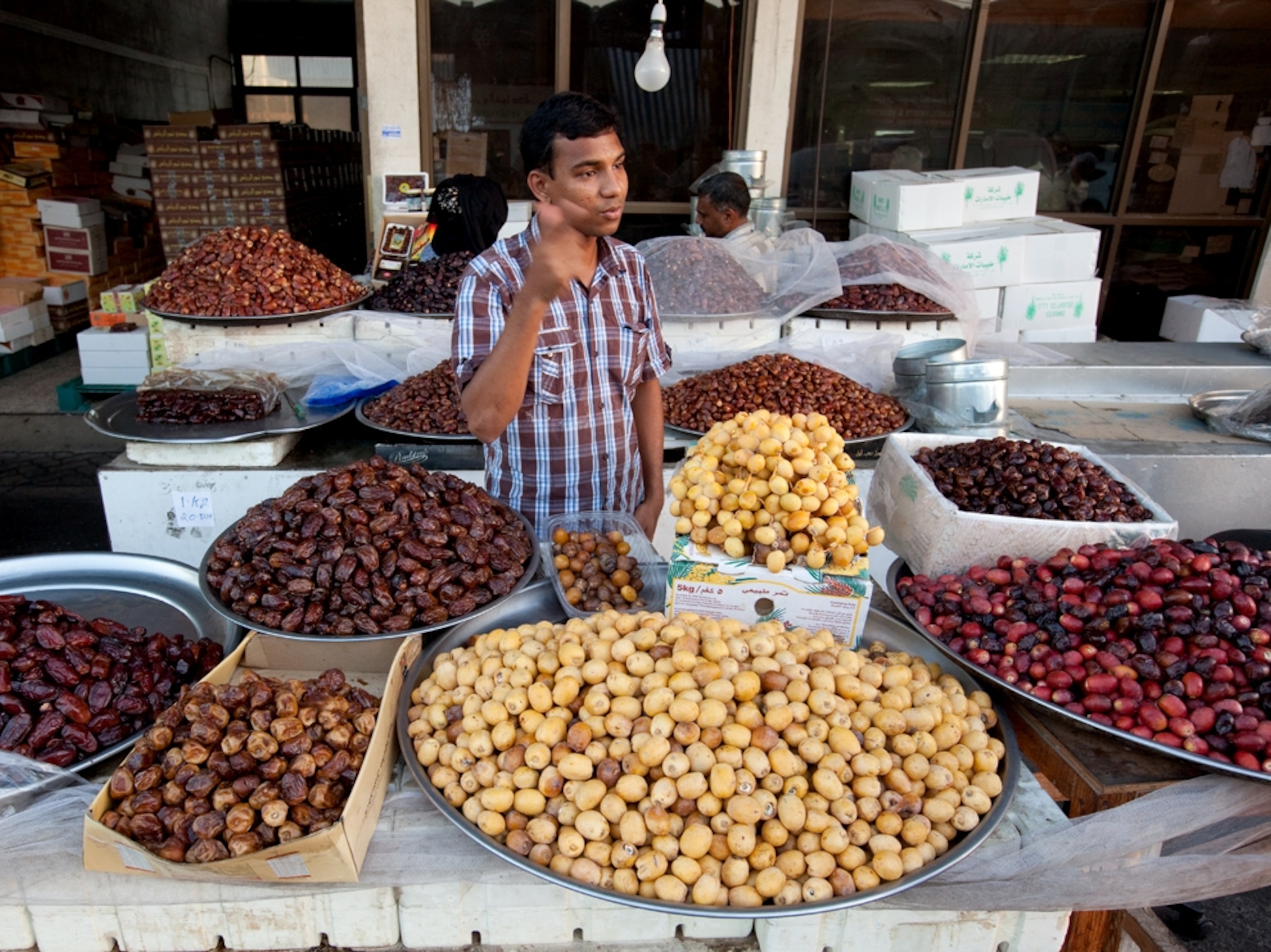 Wide shot of date market stall (photo)