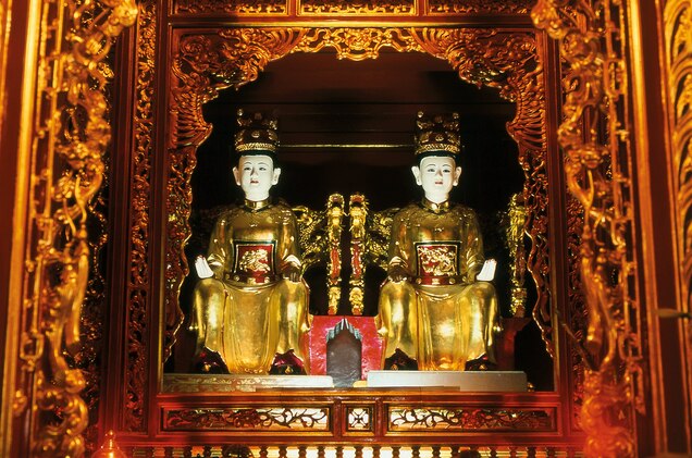 two statues of the trung sister
