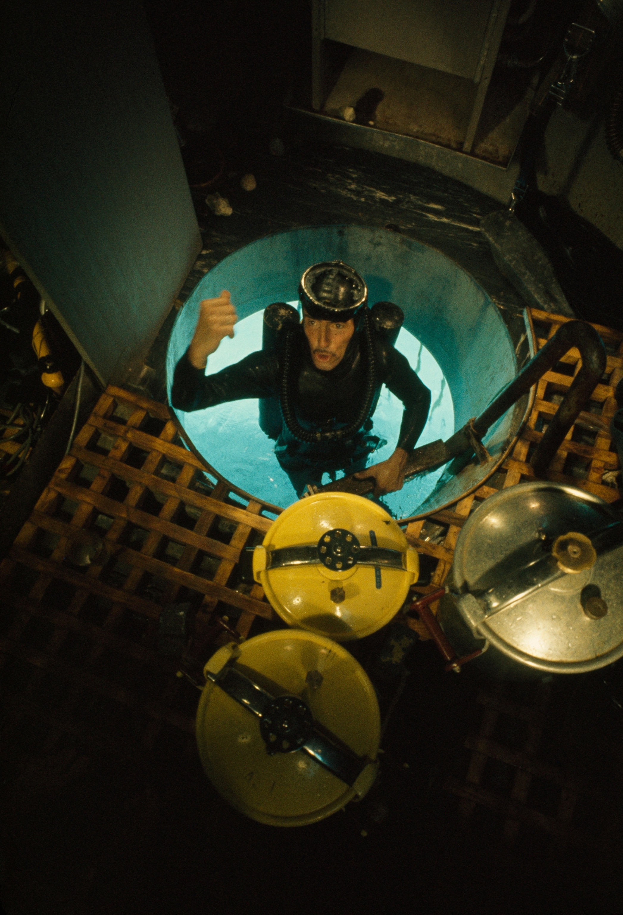 Air pressure keeps water from rising into a submersible's open hatch.