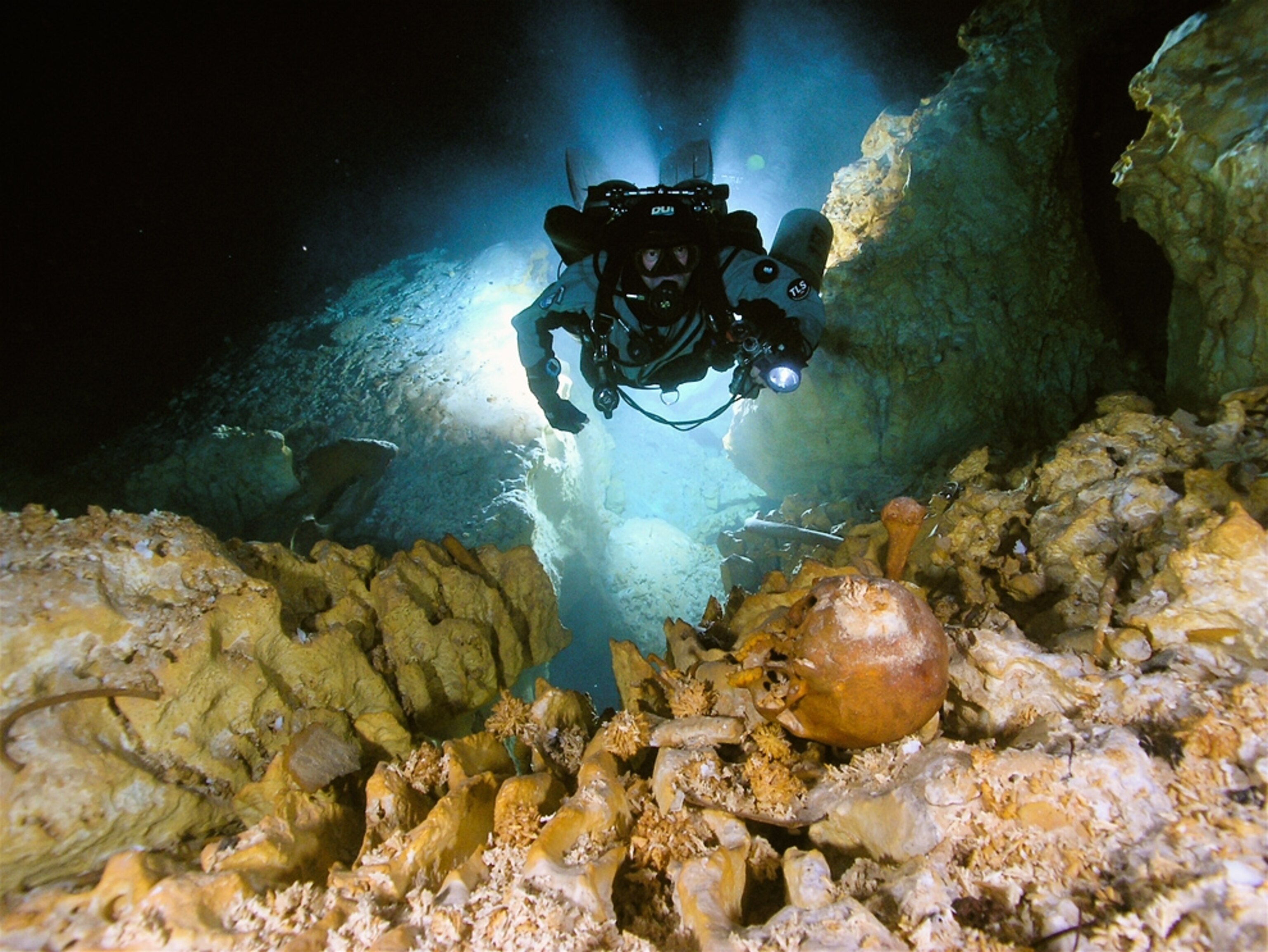 Ancient skull in underwater cave (picture): Divers swim toward a skull in a cave in Mexico -- maybe from one of the first Americans
