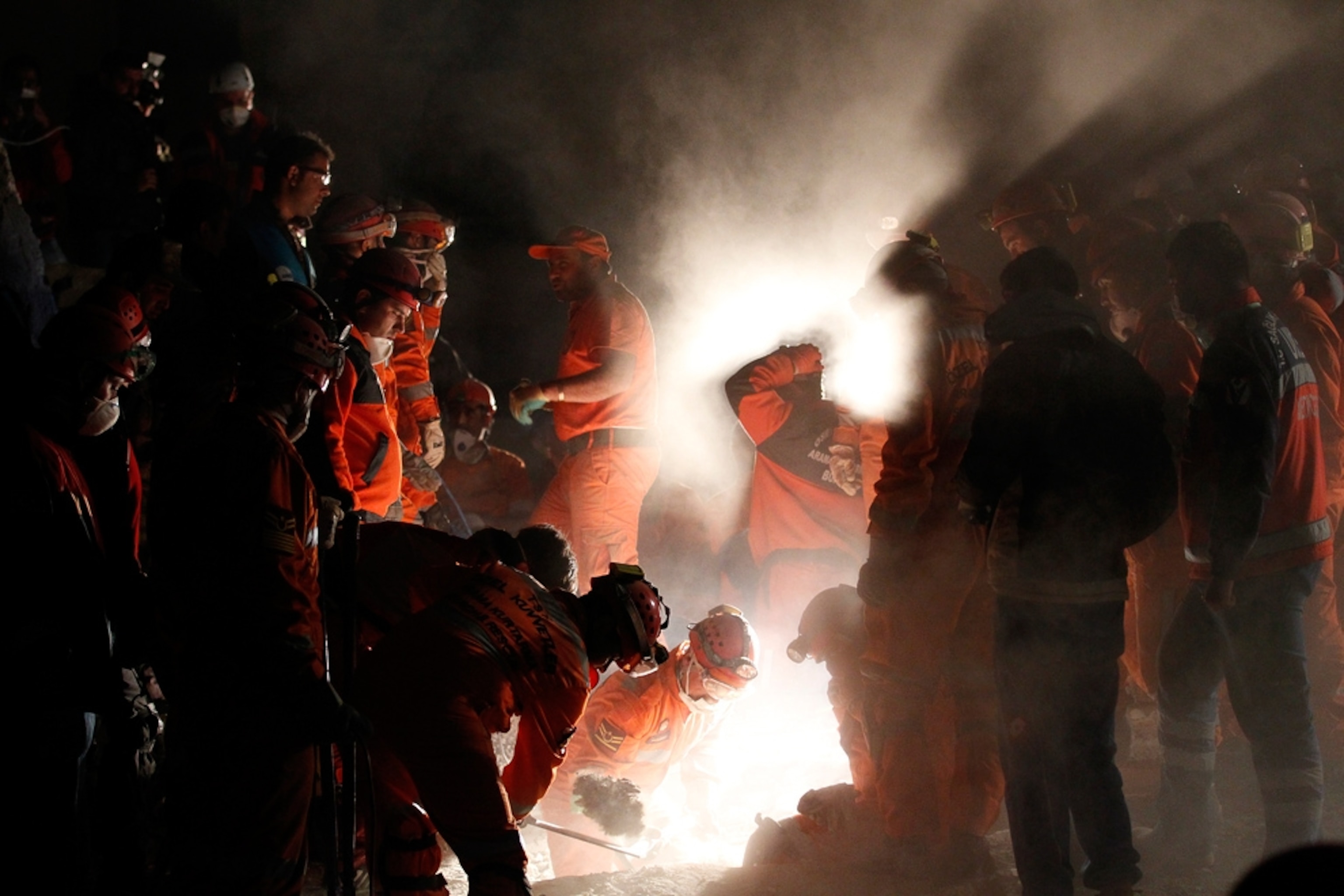 Turkey picture: earthquake rescue workers -- for best pictures of October photo gallery