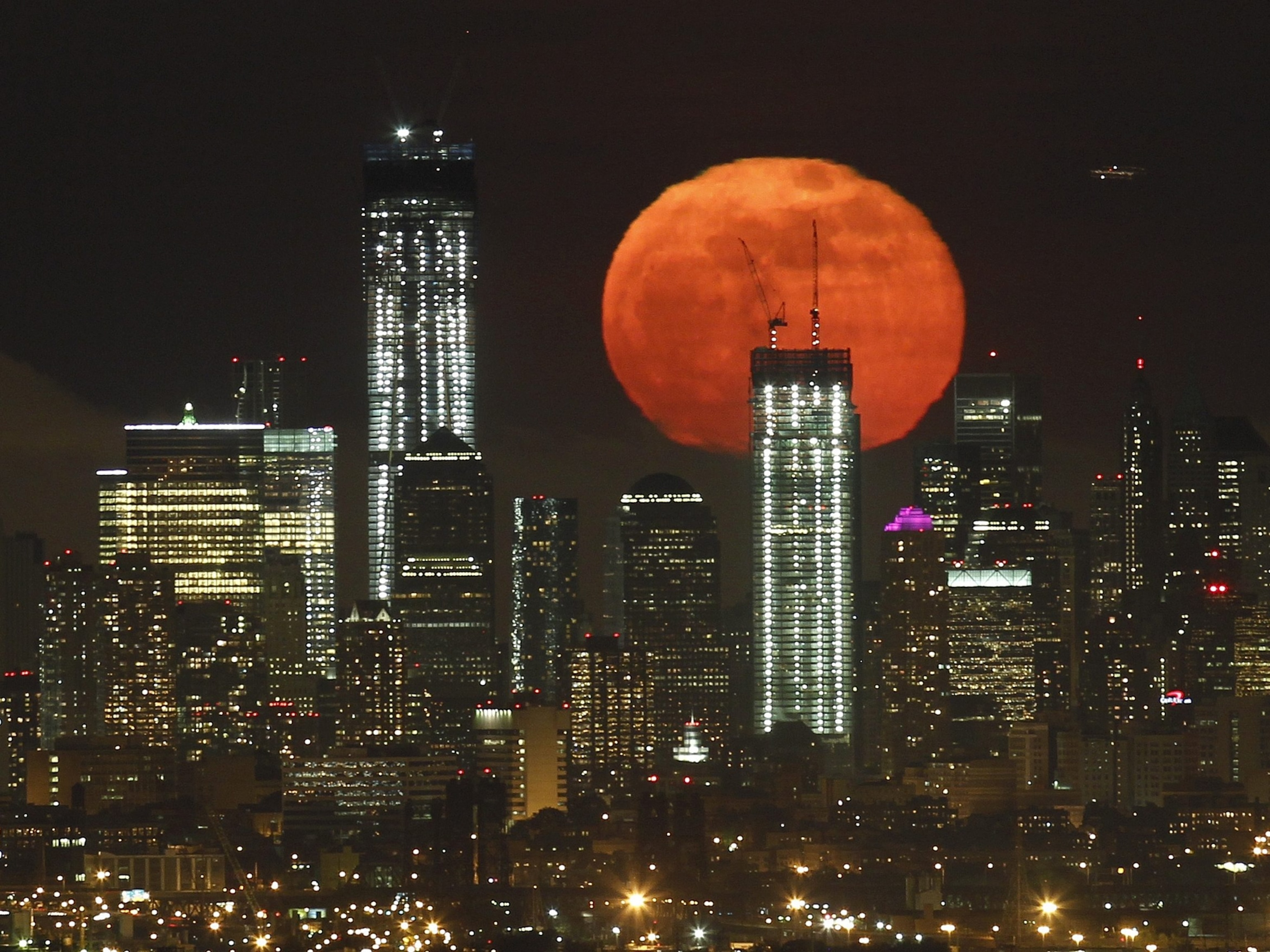 Supermoon picture: full moon over New York City, 2012