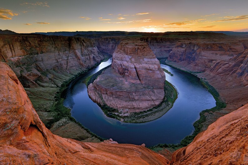 Colorado Nehri kayalığın etrafında kıvrılıyor.