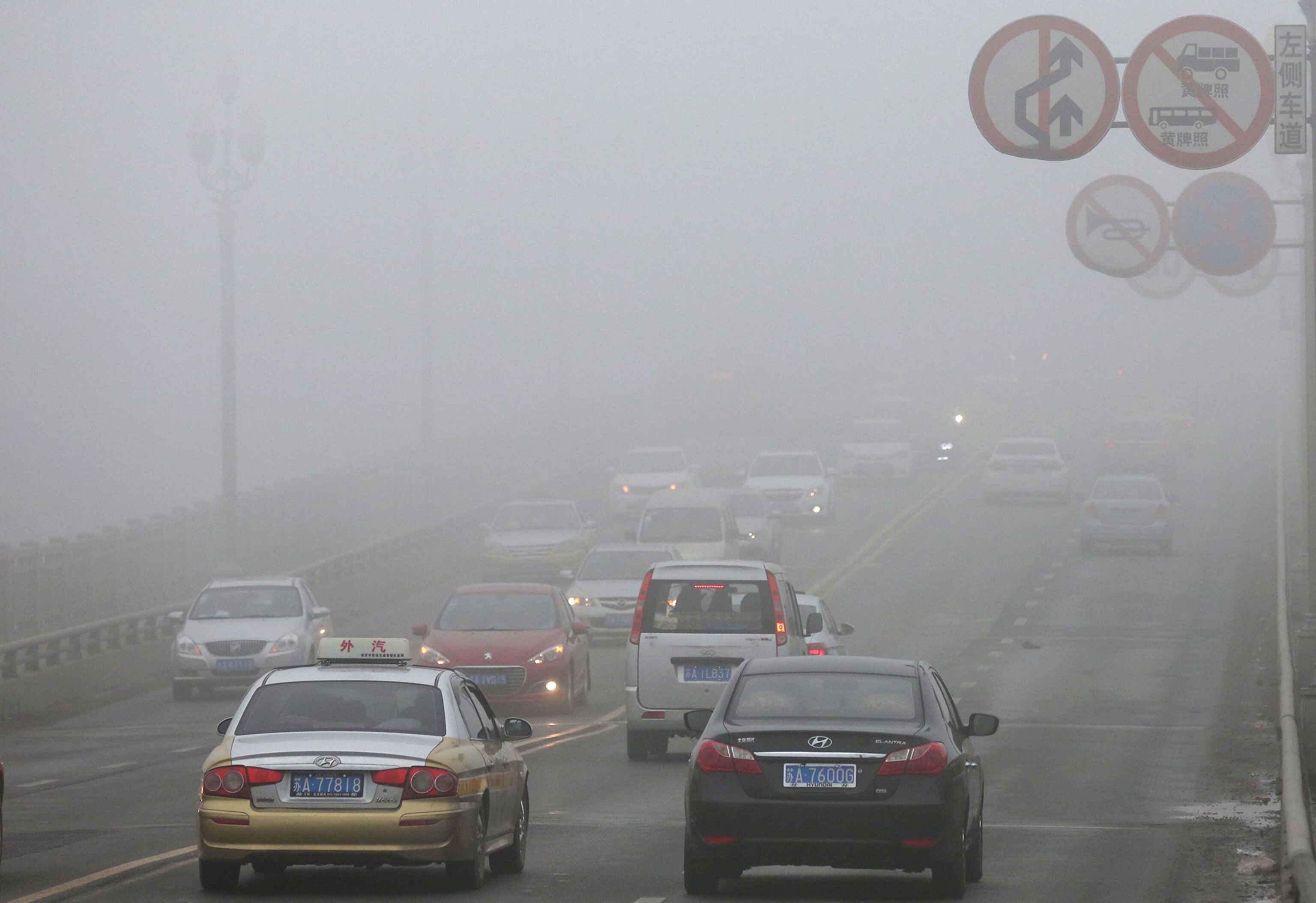 Cars travel across the Nanjing Yangtze River Bridge in heavy smog in Nanjing city, east Chinas Jiangsu province, 30 January 2014.