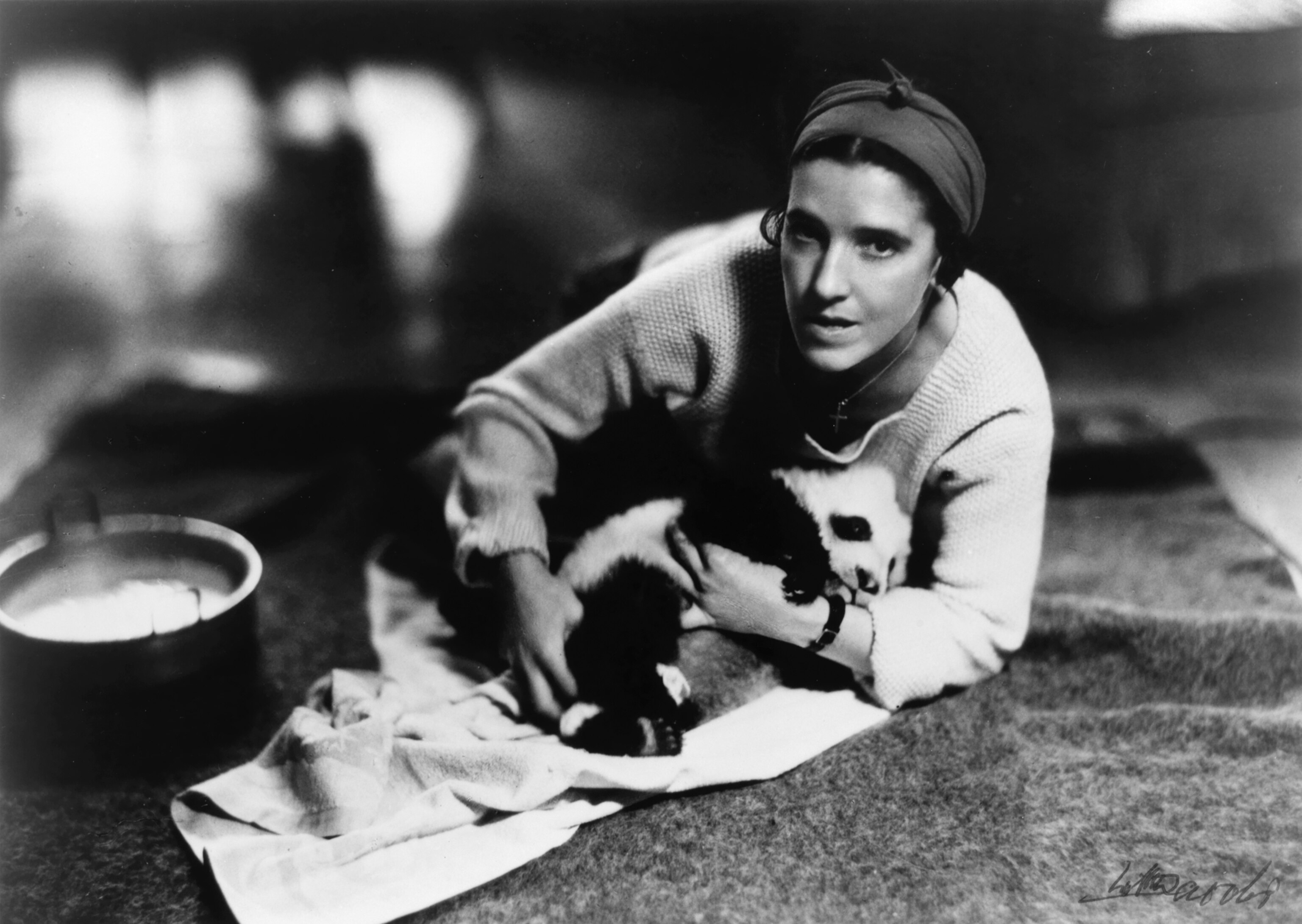 Black and white 1936 photo of Ruth Harkness cuddling Su-Lin, the first live giant panda to reach the west.