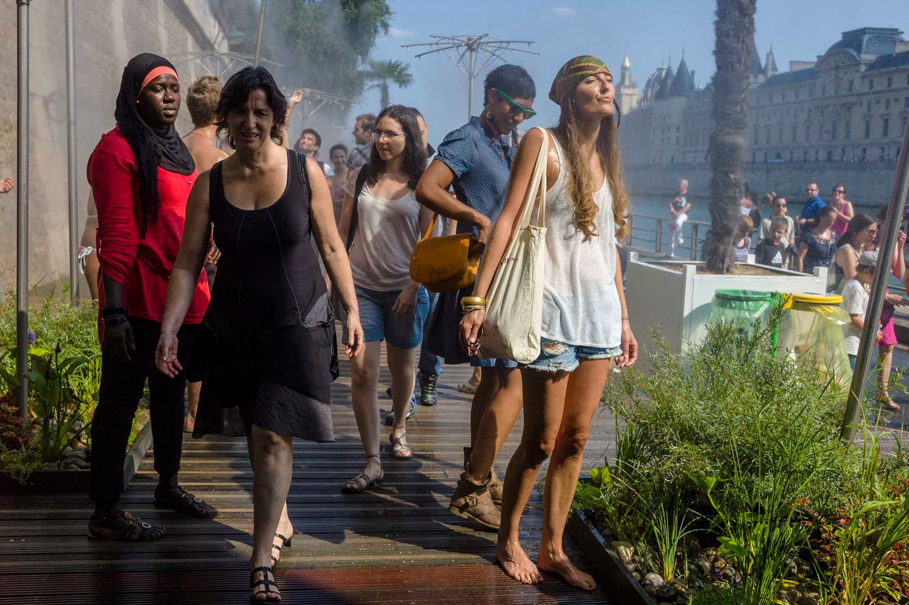 people using the "mist" area where a fine spray of refreshing water can be had