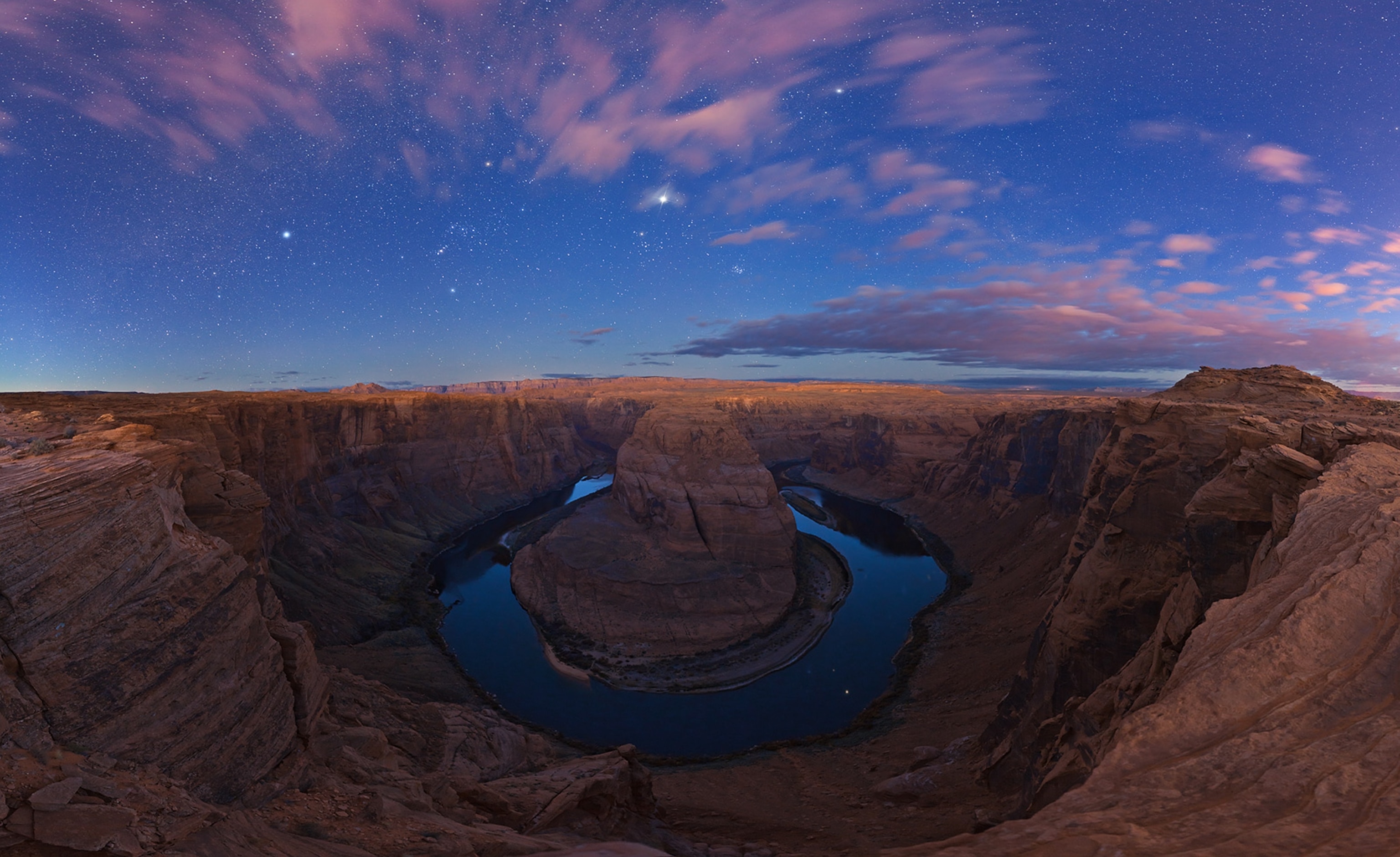 Horseshoe bend picture - the famous landmark shows off deep purples and blues just before dawn