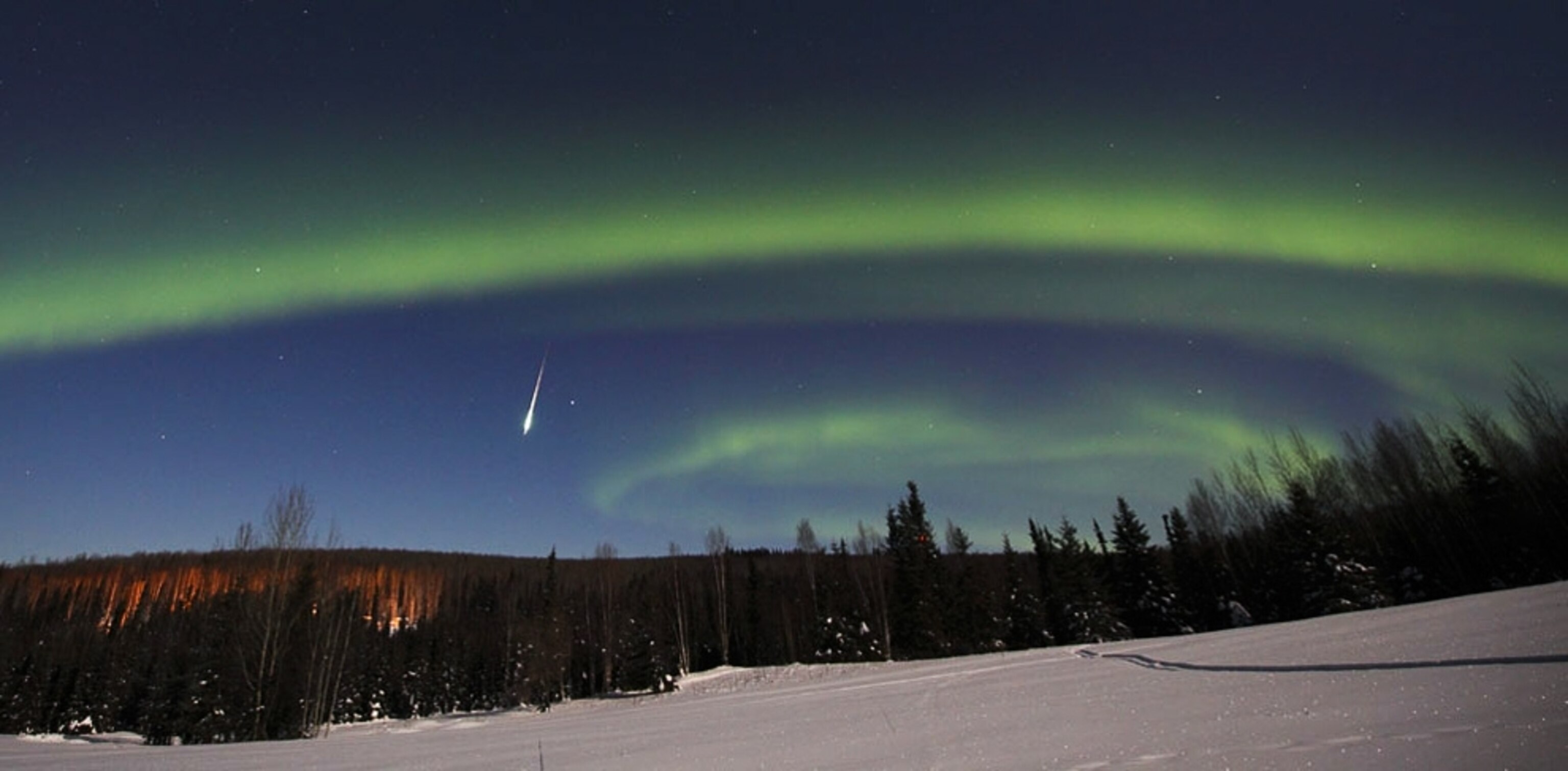 Aurora picture: northern lights and a possible meteor over Fairbanks