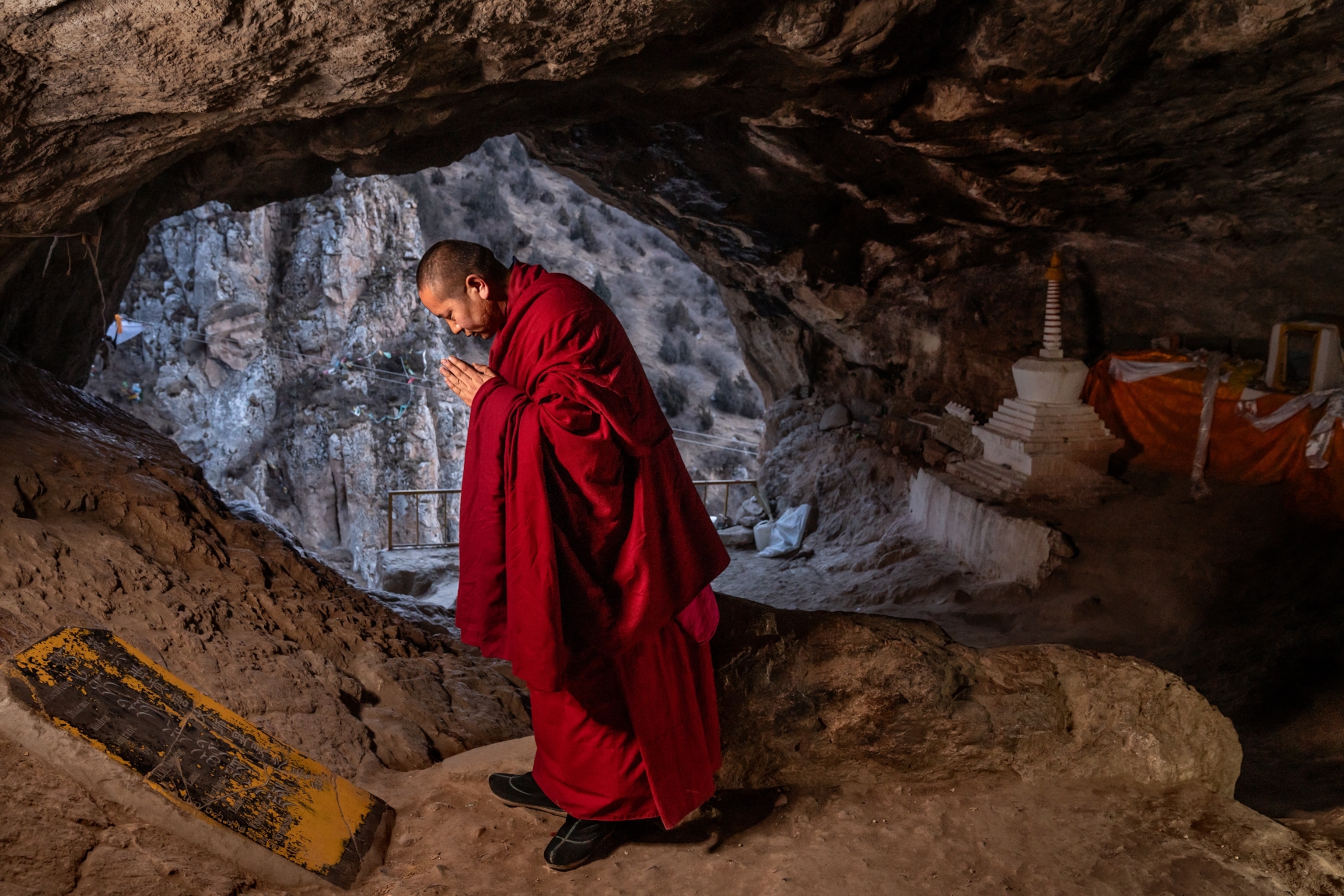 یک راهب در داخل یک غار دعا میکند.