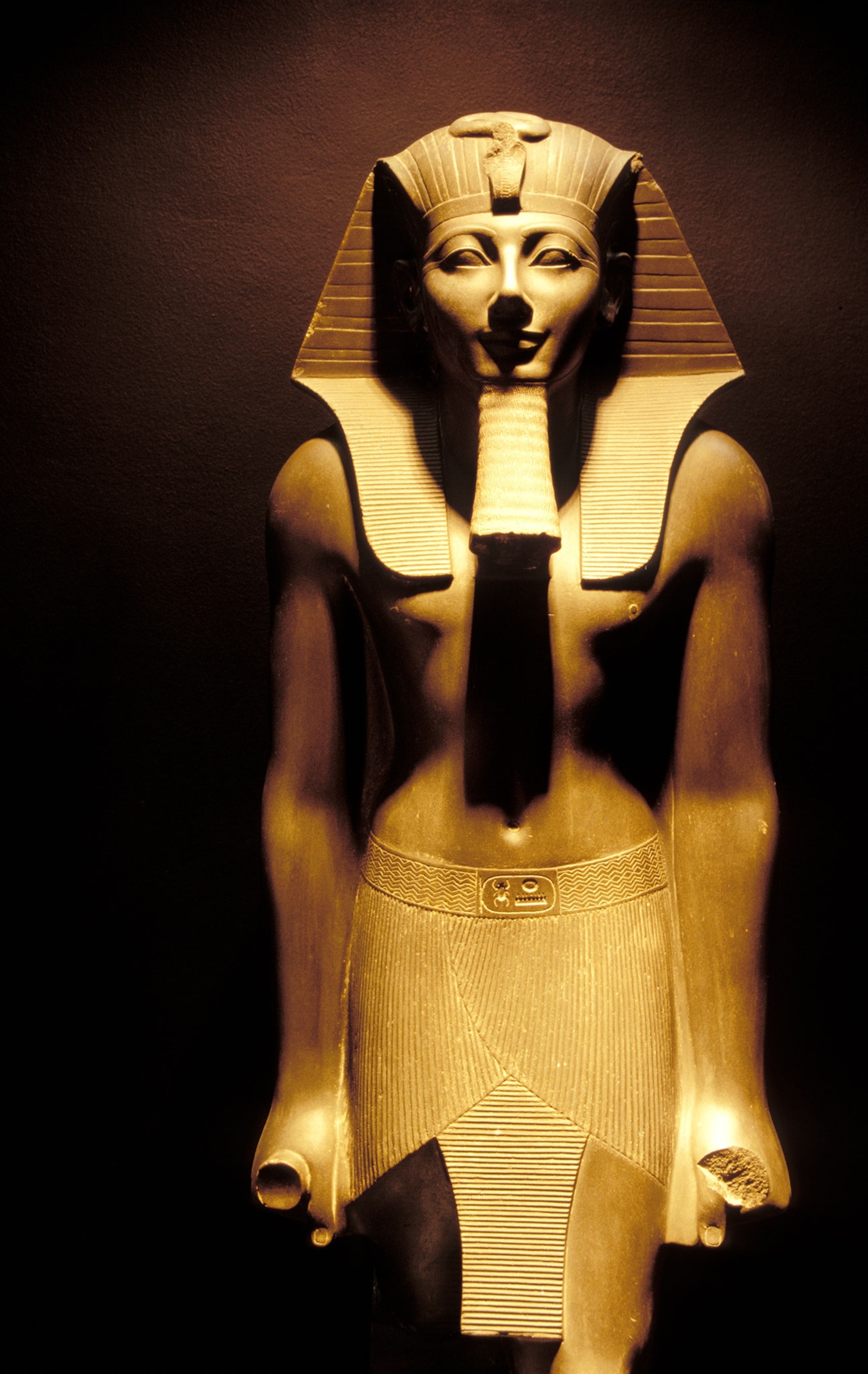 a statue of Thutmose III