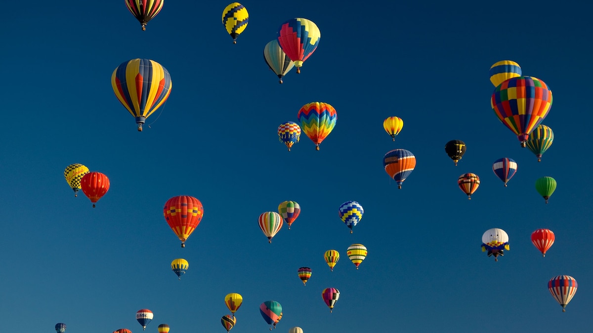 Take Flight With 15 Uplifting Pictures of Hot Air Balloons