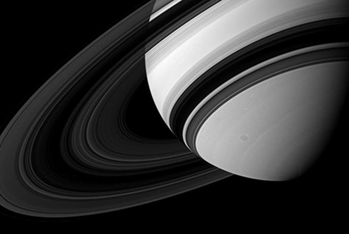 Saturn’s Ring Puffs Itself Up With Optical Illusion