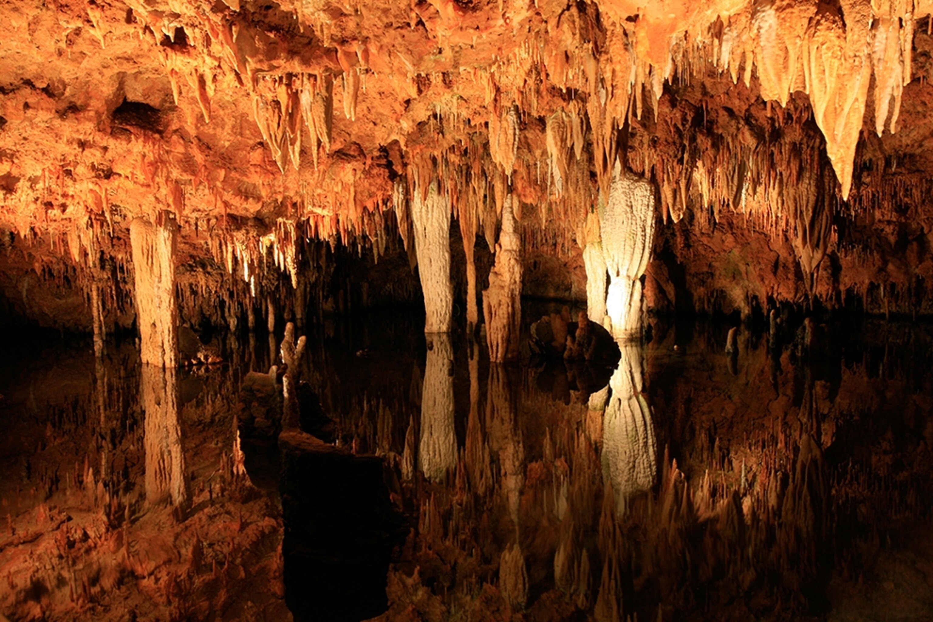 stalagmites and stalactites in the Meramec Caverns, Missouri, USA