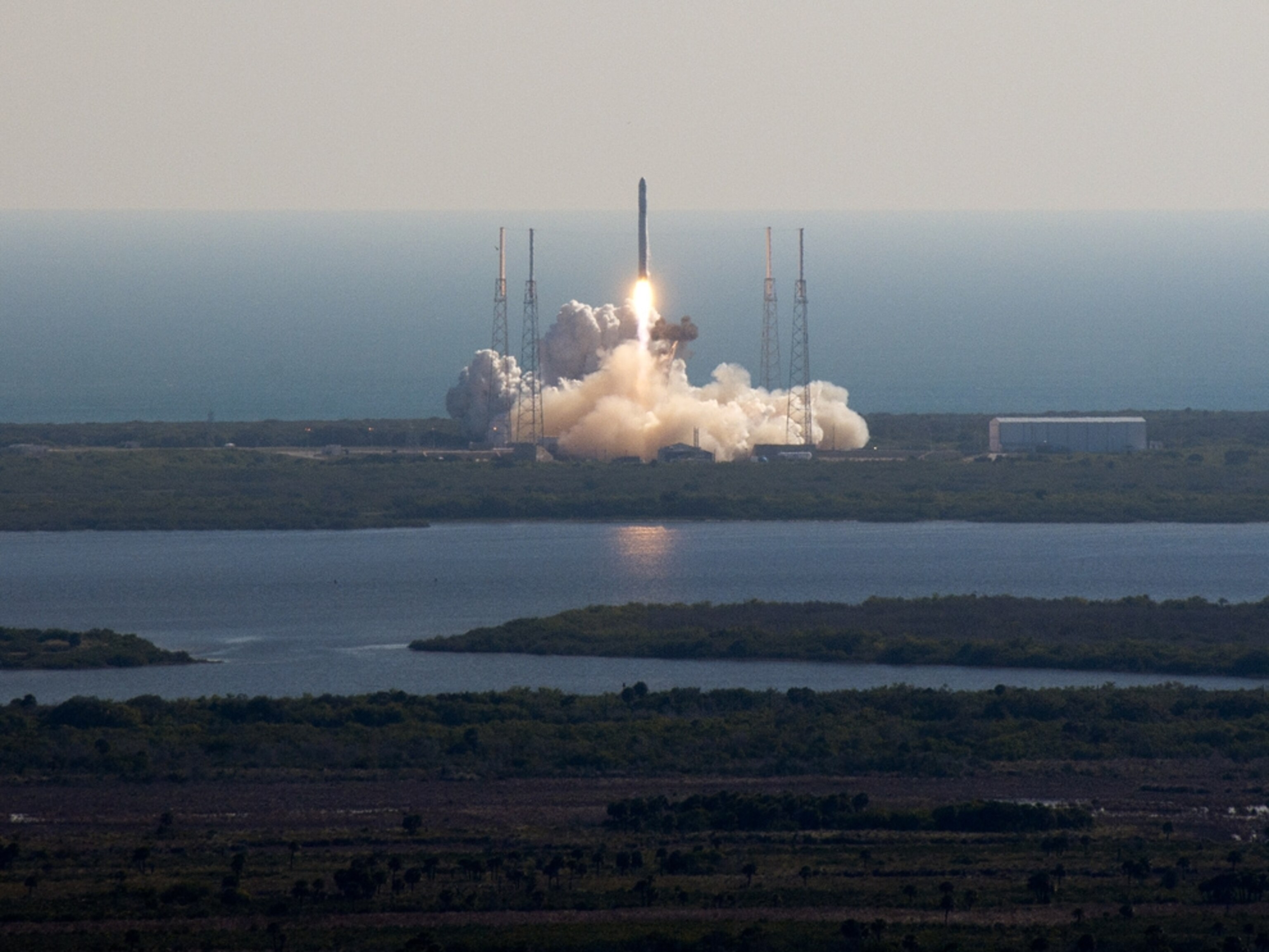 Commercial Falcon 9 spacecraft launch picture.