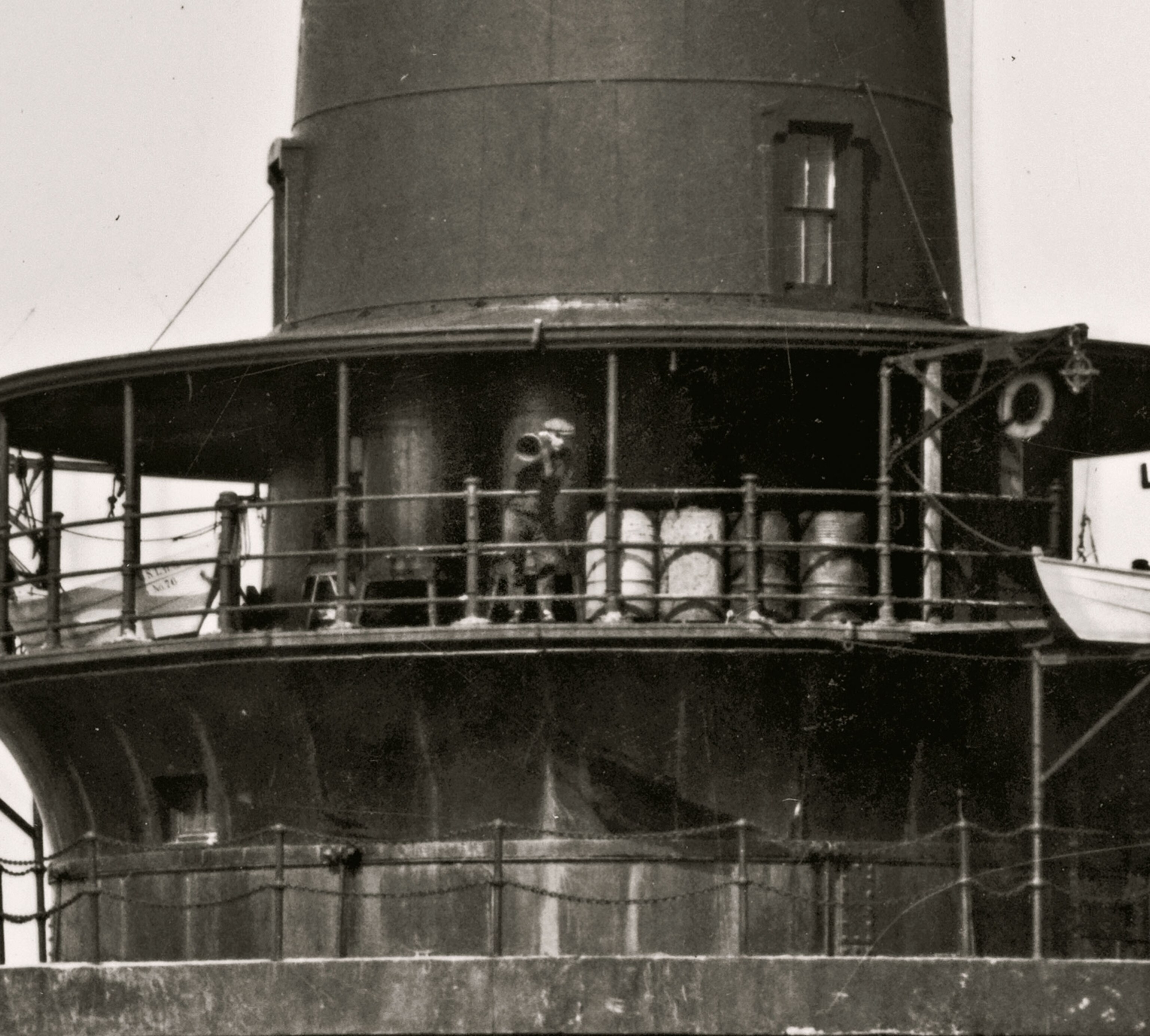 With the help of a magnifying loupe, this detail of a man listening to the census taker through a megaphone is revealed.