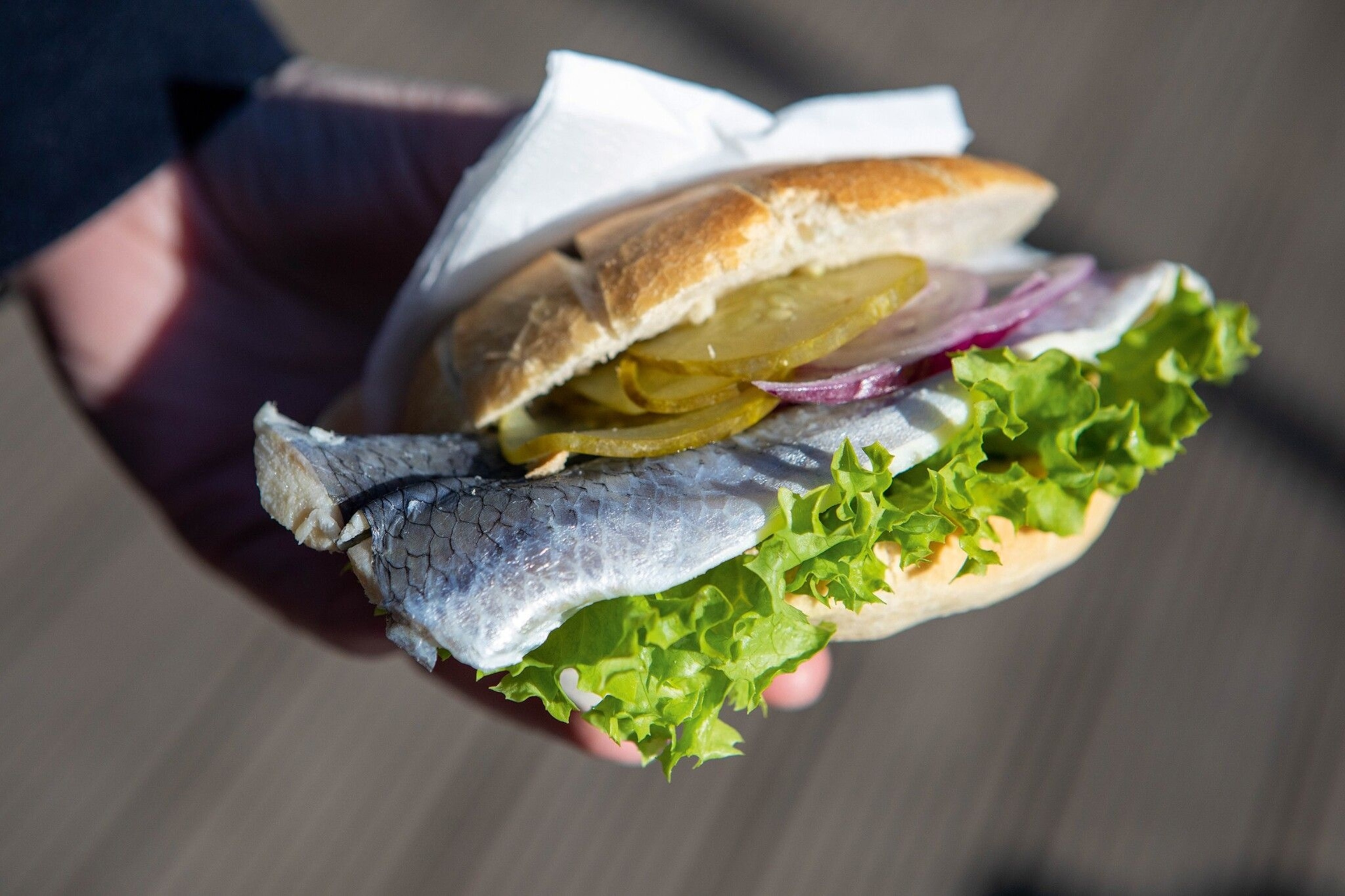 Bismarck herring sandwich at the fish market in Warnemünde.
