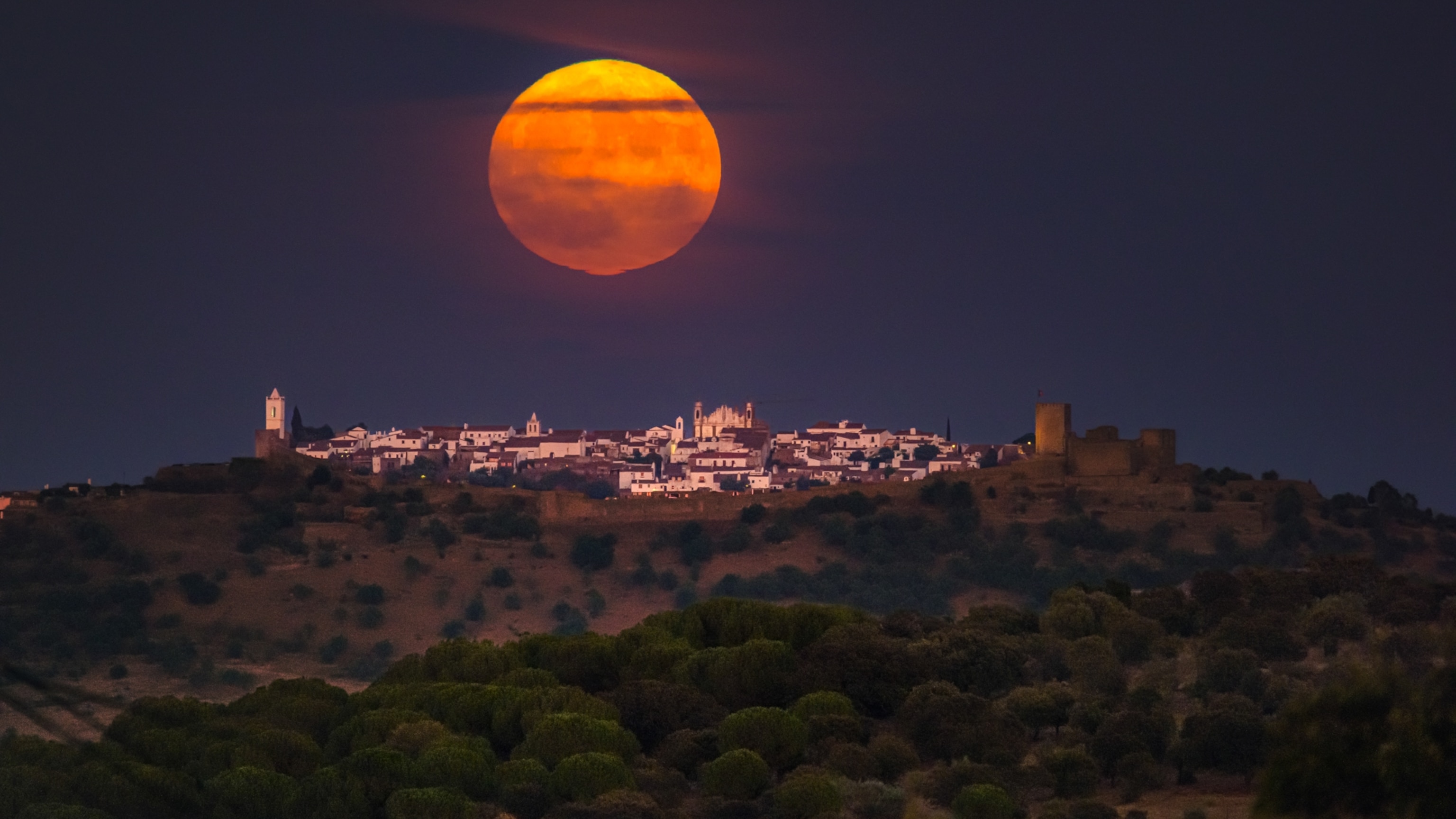 SuperBlueMoon2023MonsarazCastl