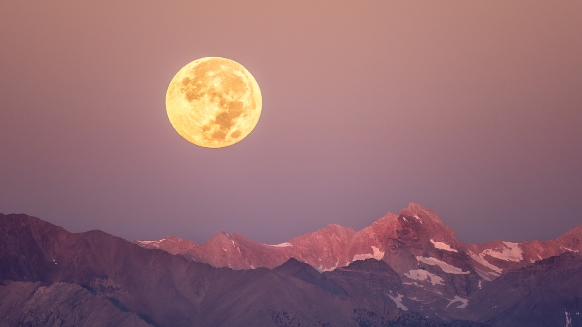 9 Night Sky Events to See in September, From the Harvest Moon to Venus at Its Brightest