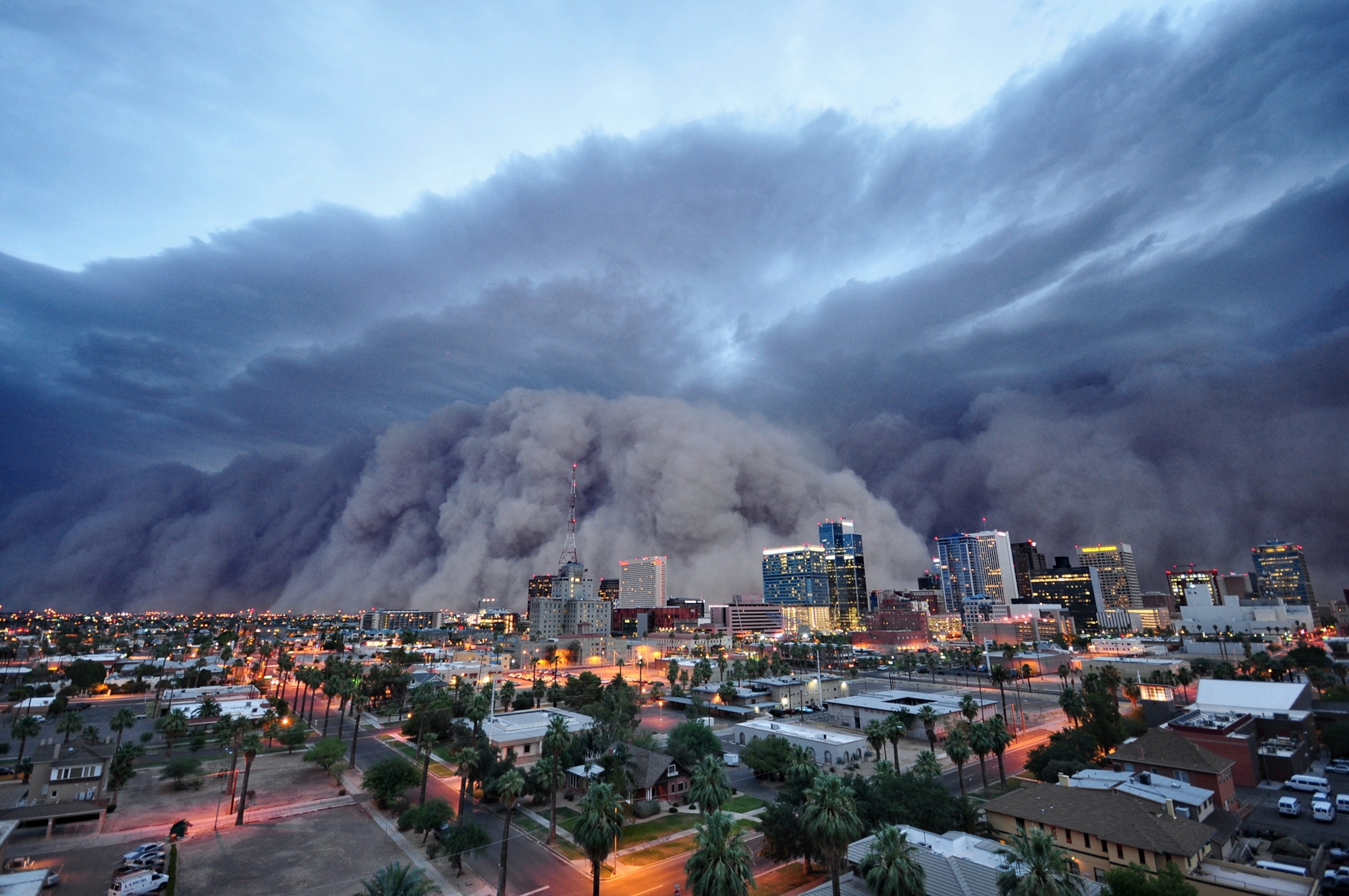 a haboob sandstorm encroaching on the Phoenix skyline