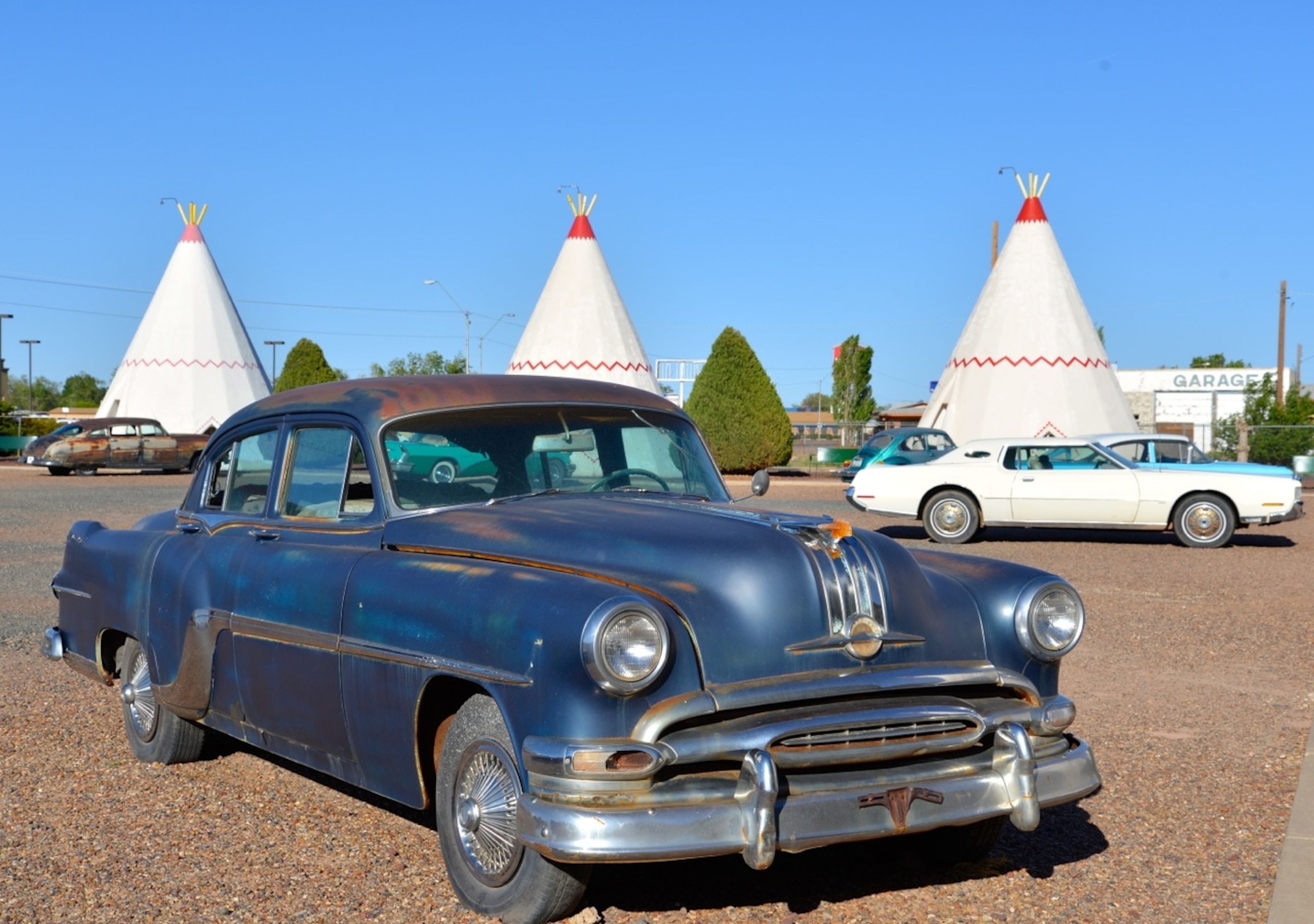 Vintage cars parked at the Wigwam Motel in Holbrook, Arizona (Photo by Andrew Evans, National Geographic Travel)