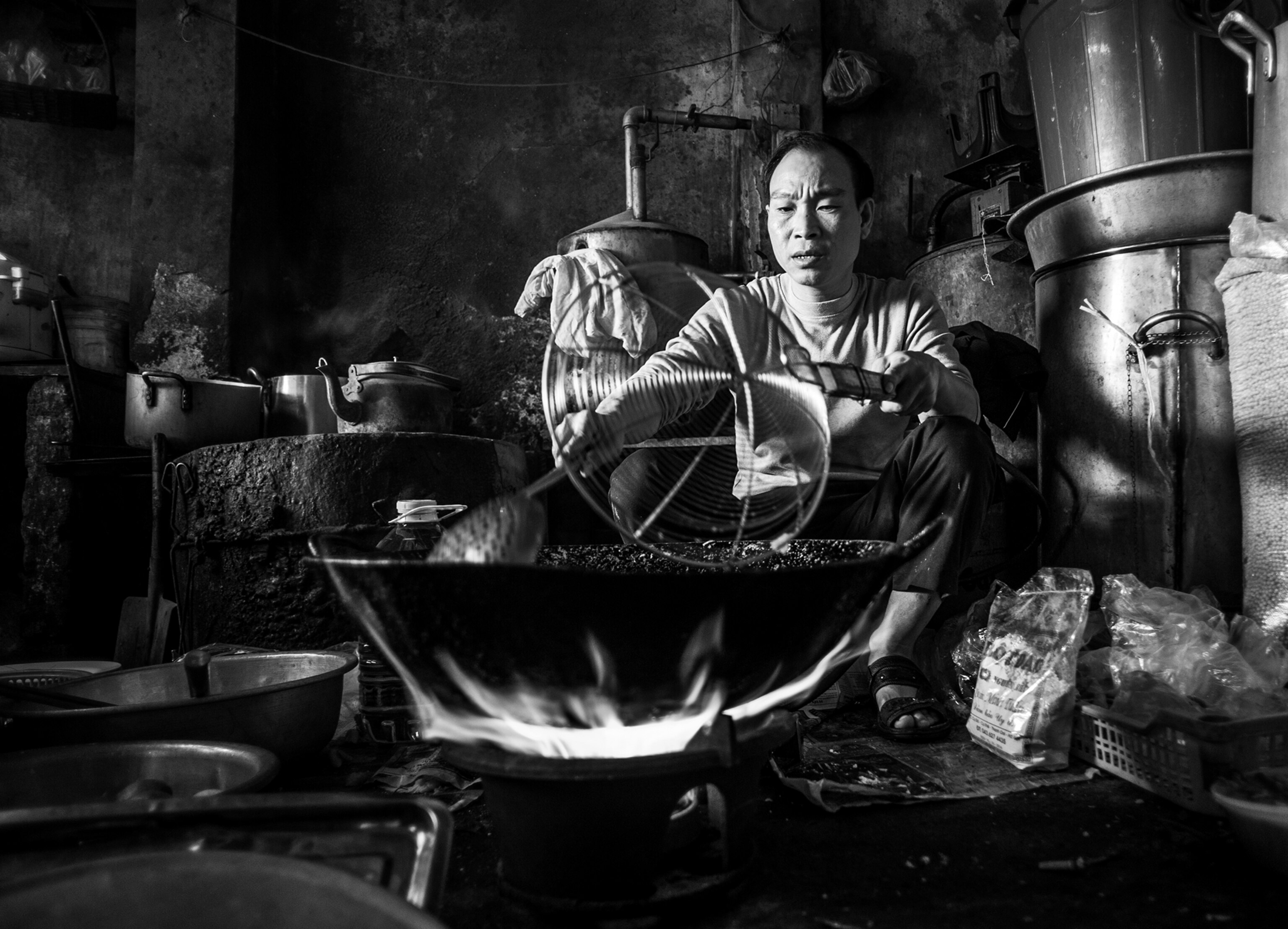 Today, in the Hanoi capital, the wedding party is usually held at restaurants or hotels.