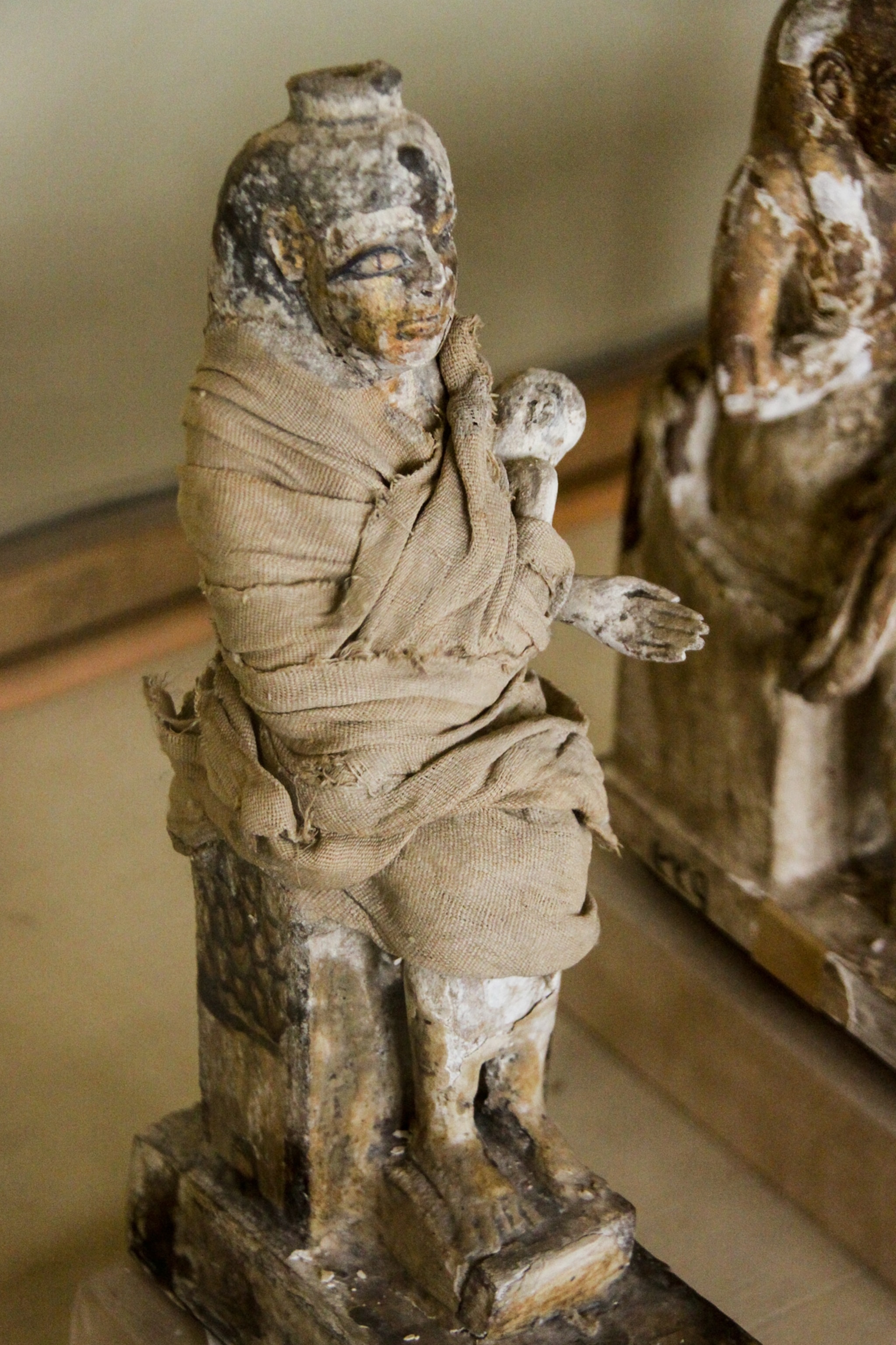 Mallawi Museum - Picture of statuette of Isis and Horus in Mallawi Museum, Egypt