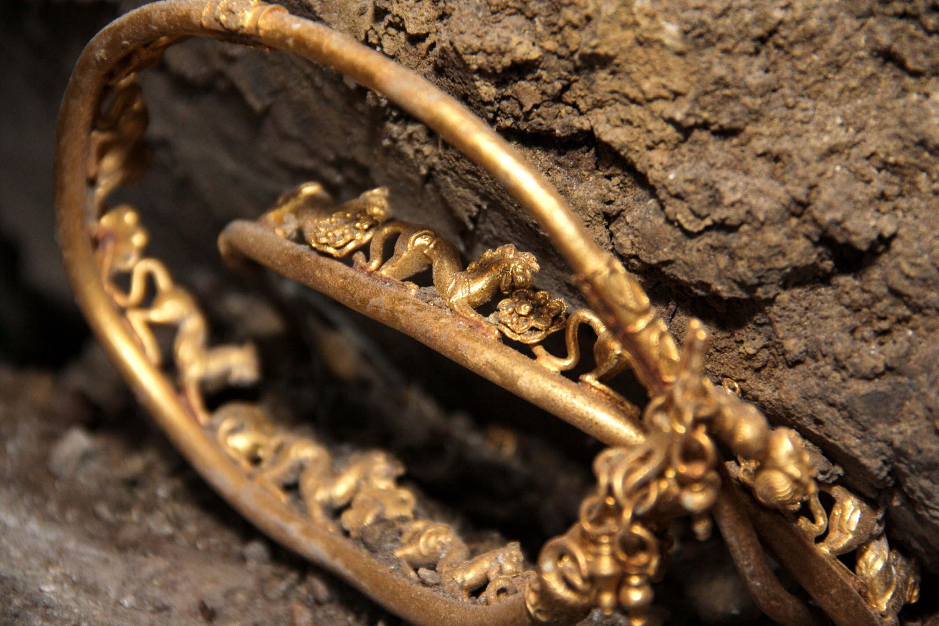 thracian-gold-treasure-discovered-in-bulgaria-pictures
