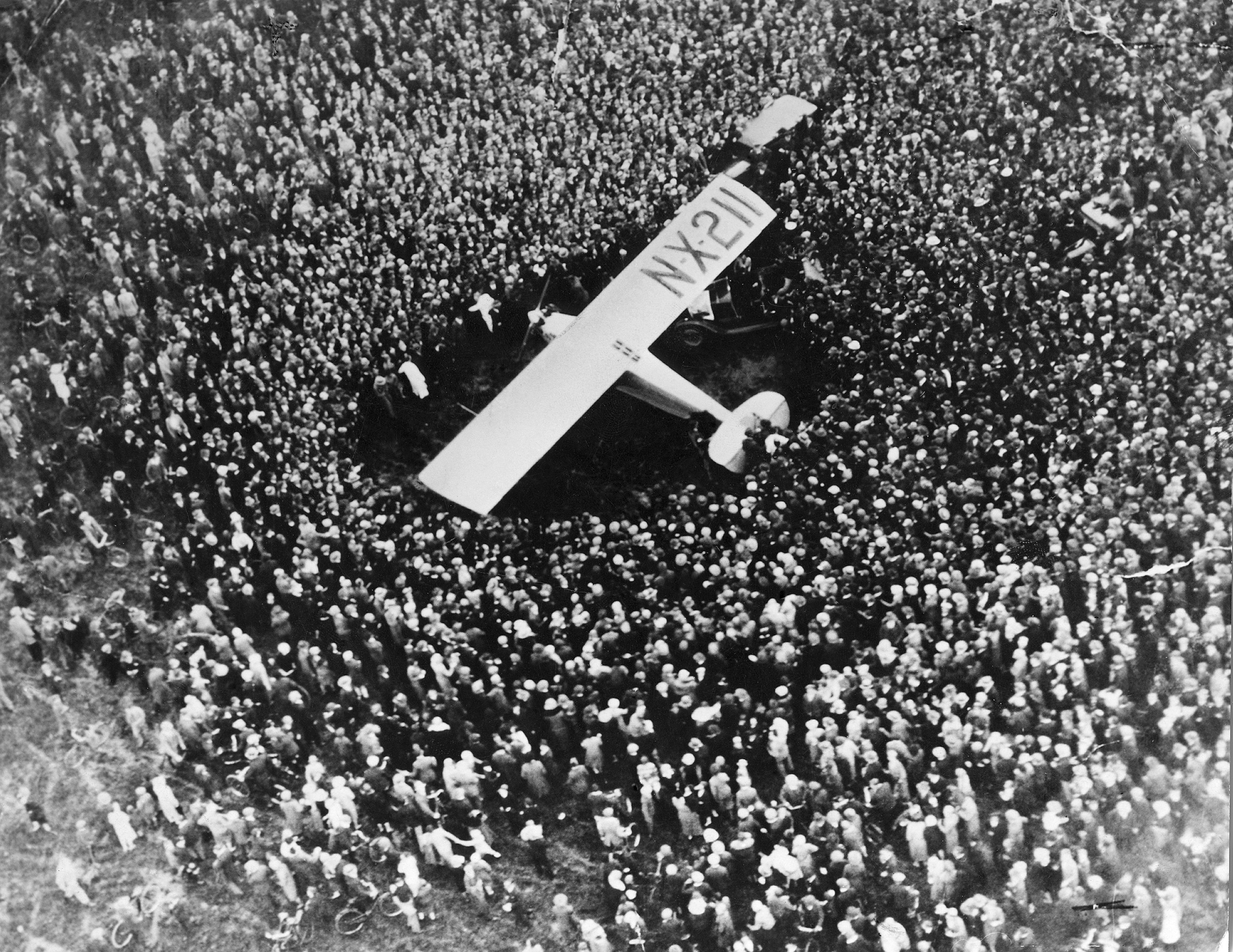Lindberghs "Spirit of Saint Louis" lands in Paris 1904.