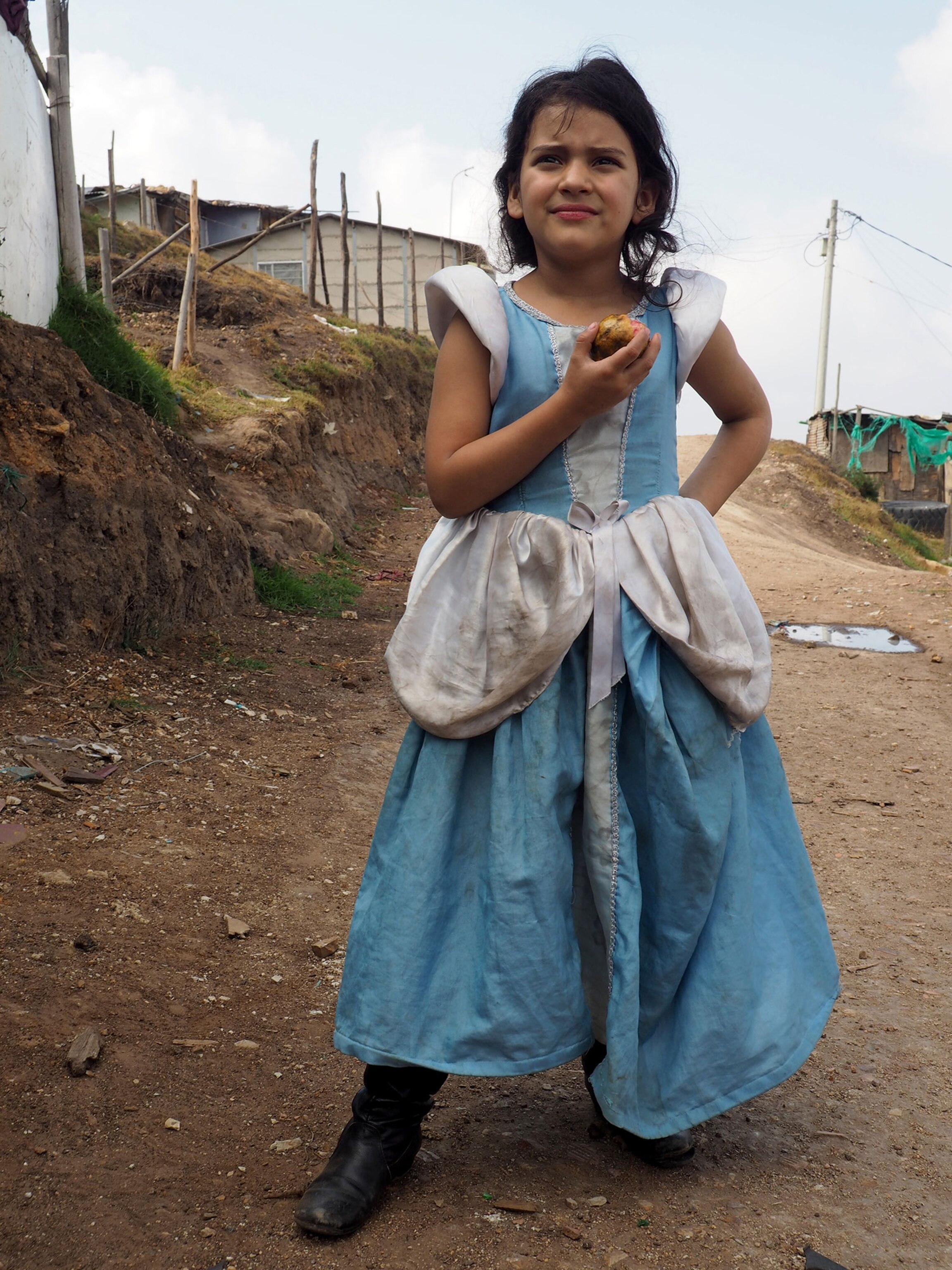 vision-workshops-colombia-girl-apple