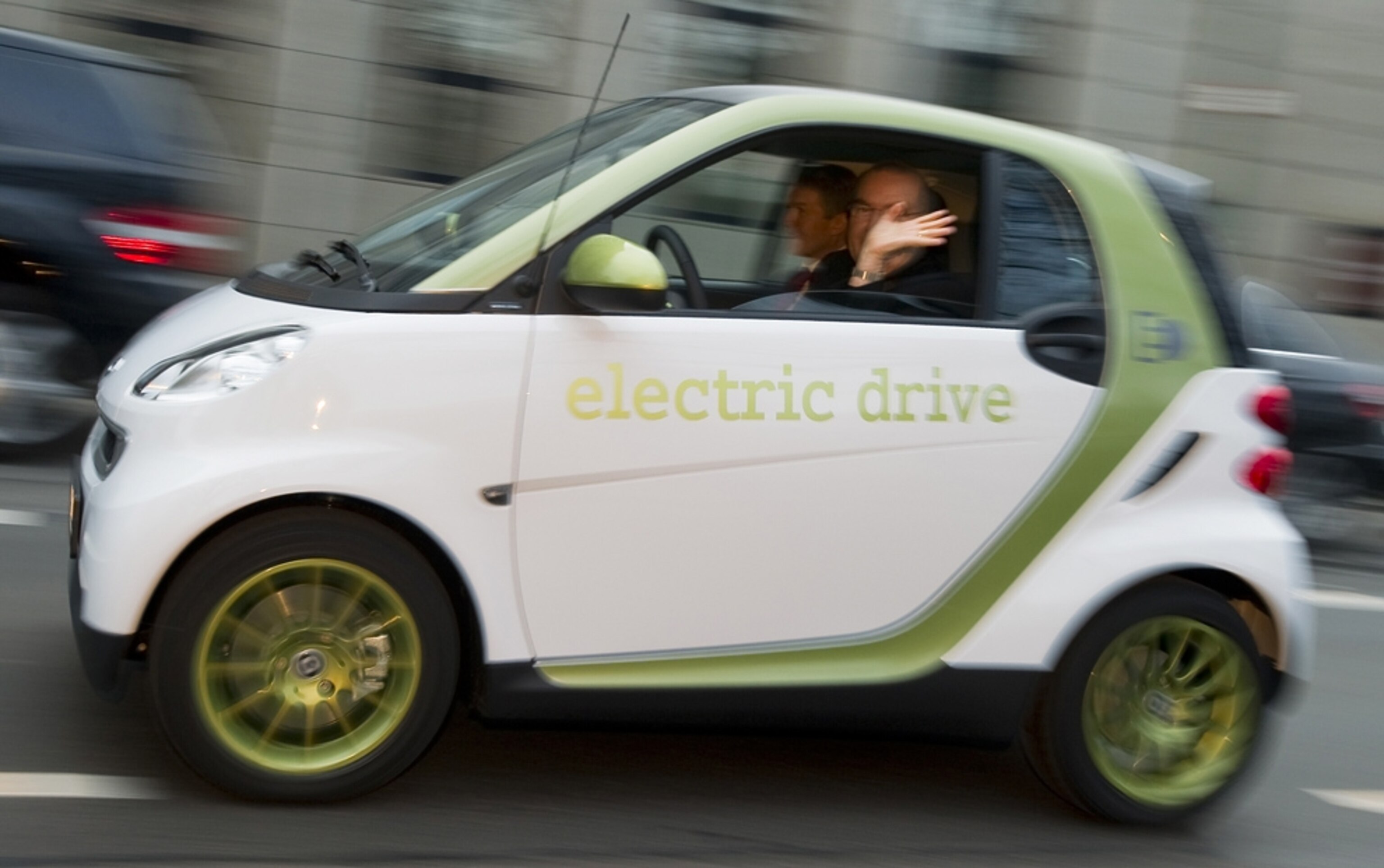 A tiny Daimler Fortwo on a crowded city street