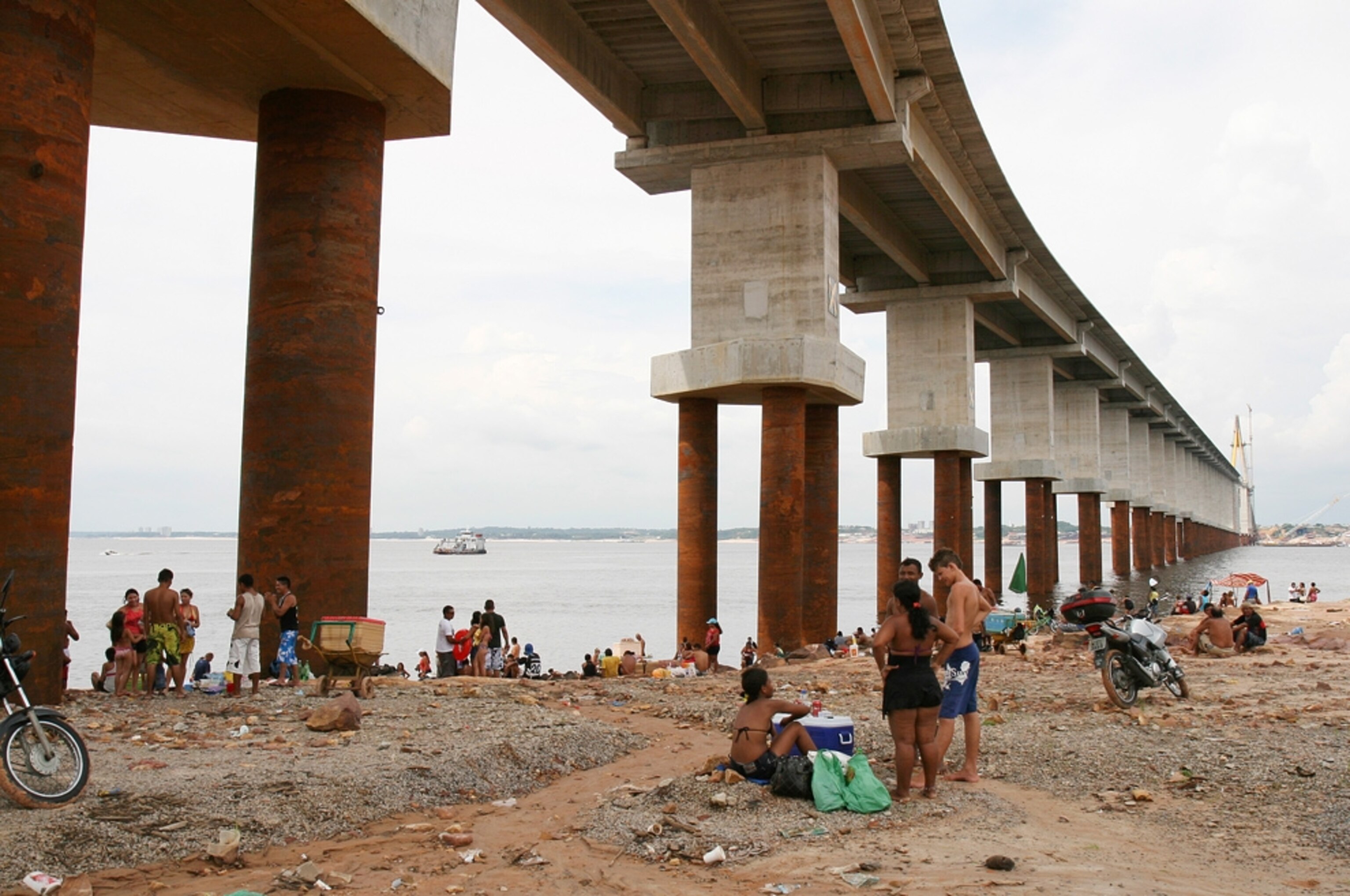 Brazilians relax under Manaus's Brito Bridge