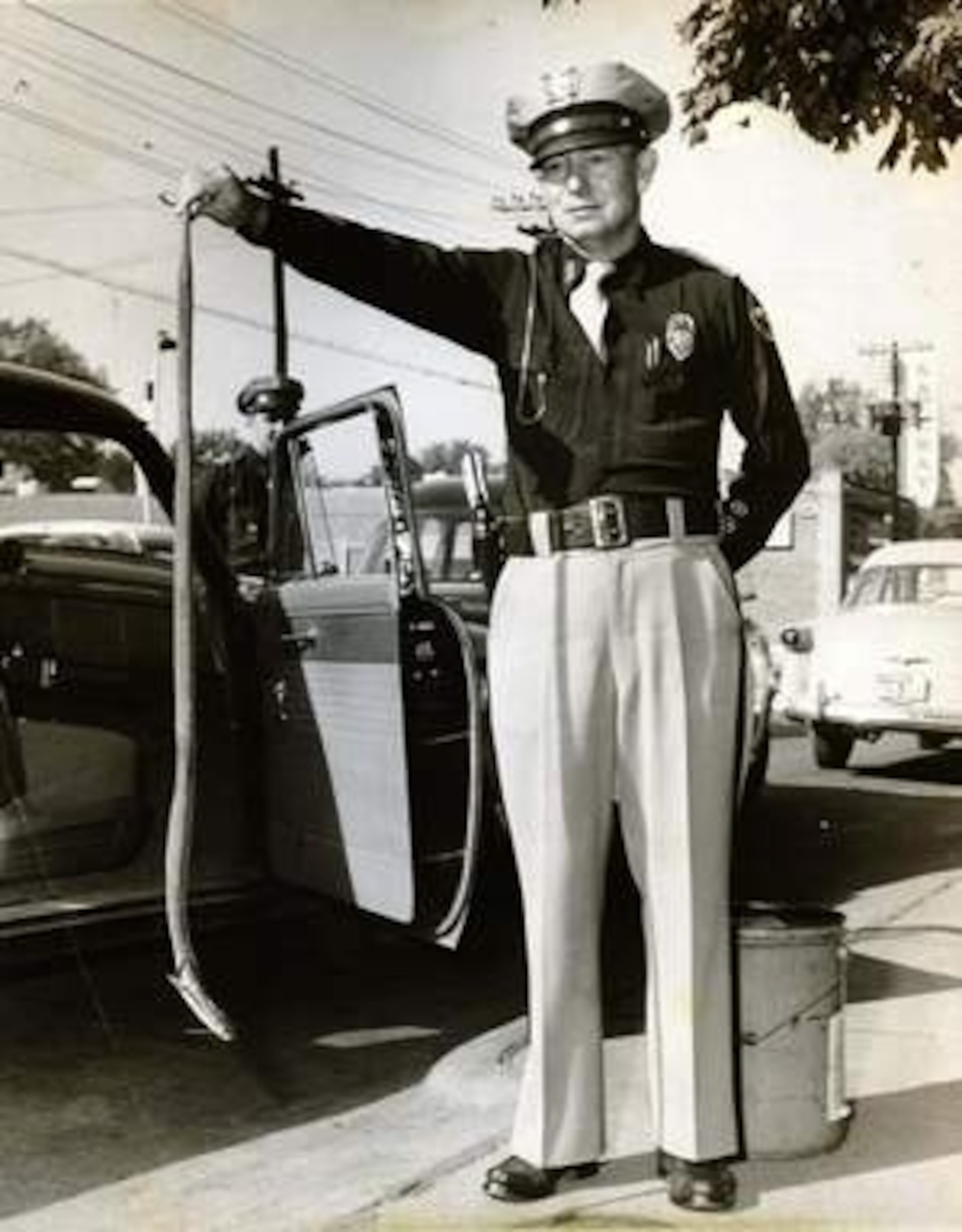 A police officer holds a dead cobra during the Springfield Cobra Scare in 1953. (Photo from History Museum Archives, Springfield-Greene County)