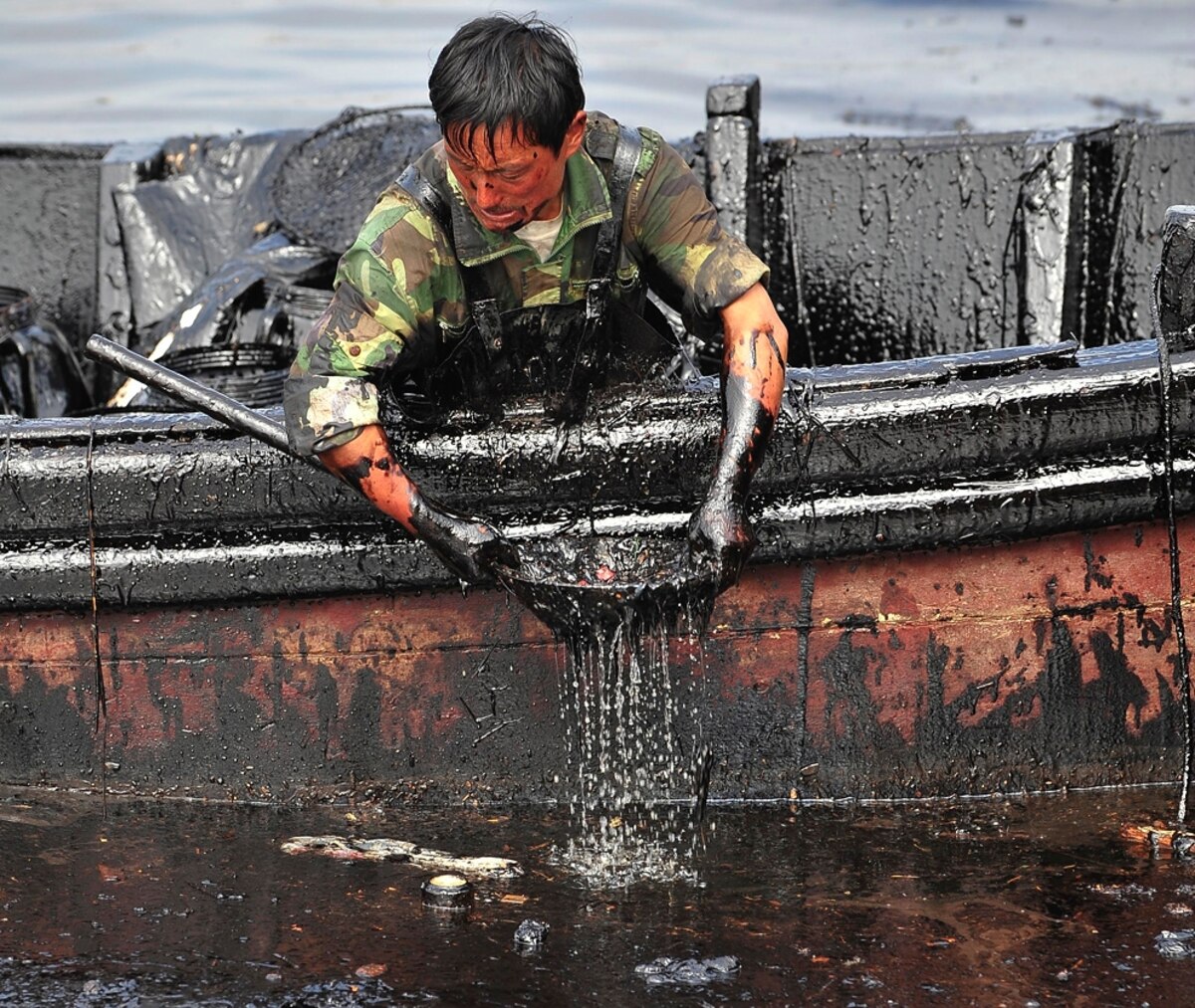 China Oil Spill Photos Fire, Crude, and an Inky Cleanup