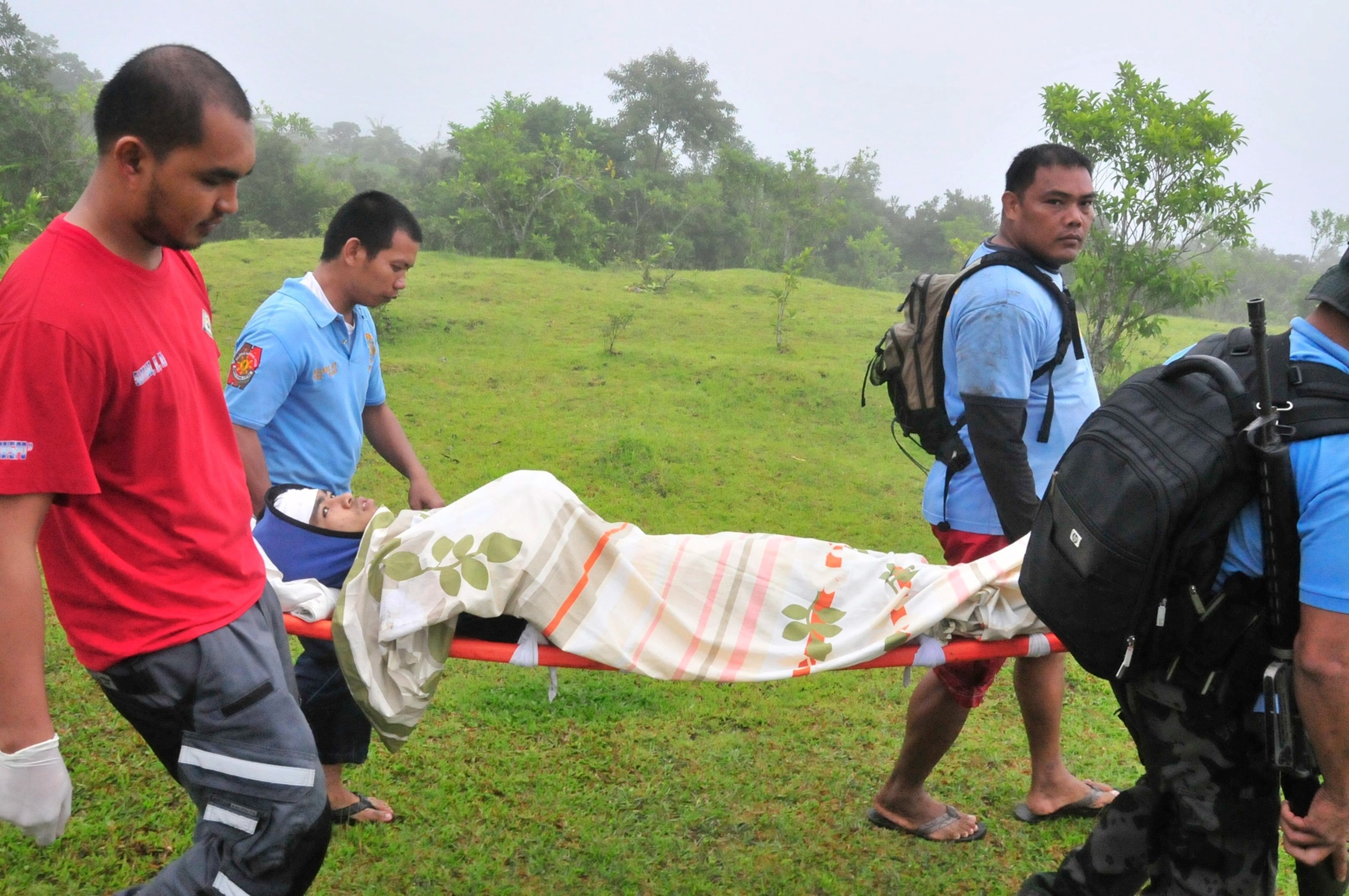 An injured man is carried on a stretcher.