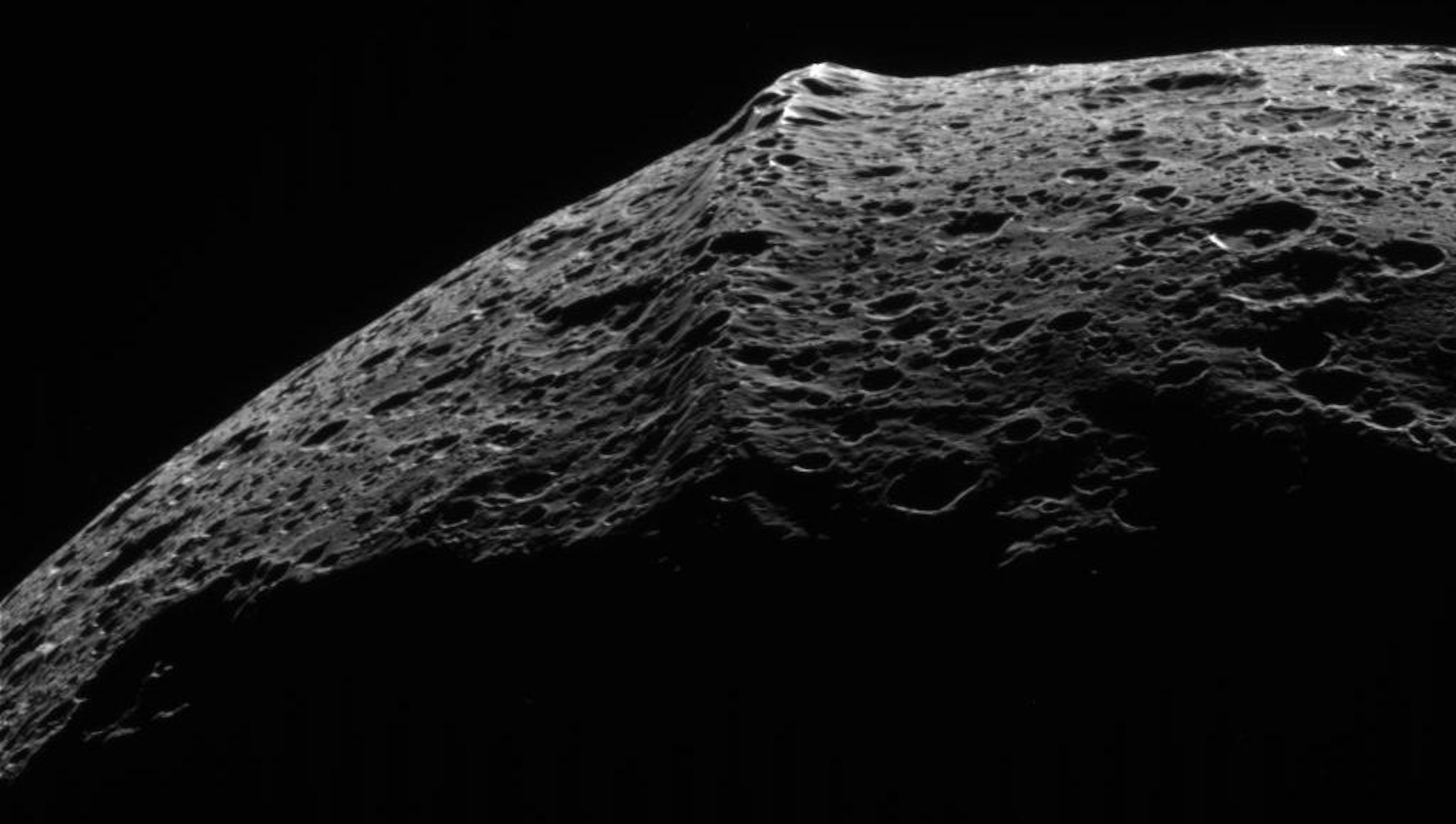 Iapetus_equatorial_ridge