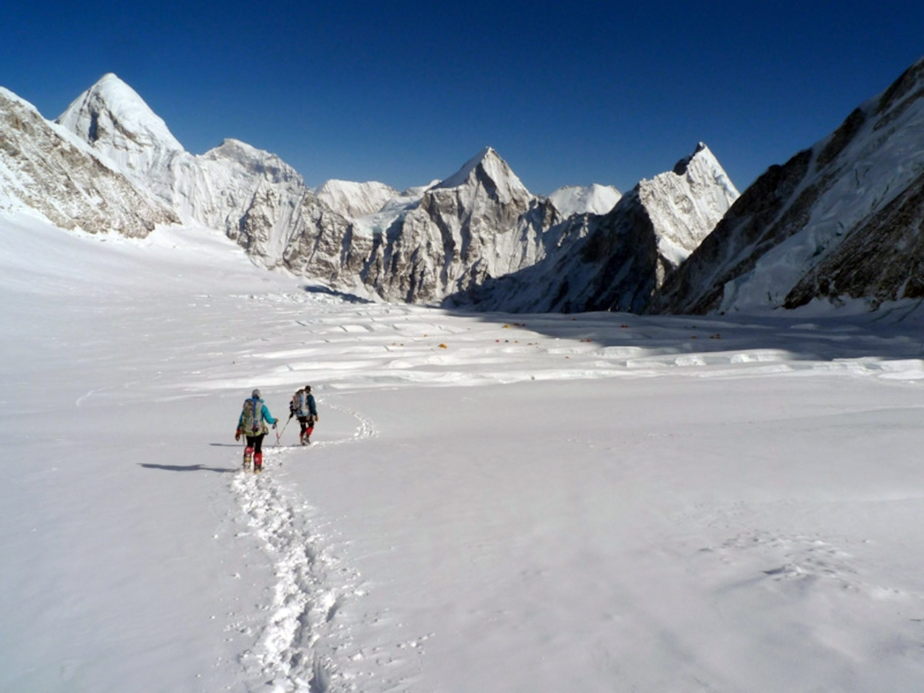 People walking in snow on the Western Crown of Everest