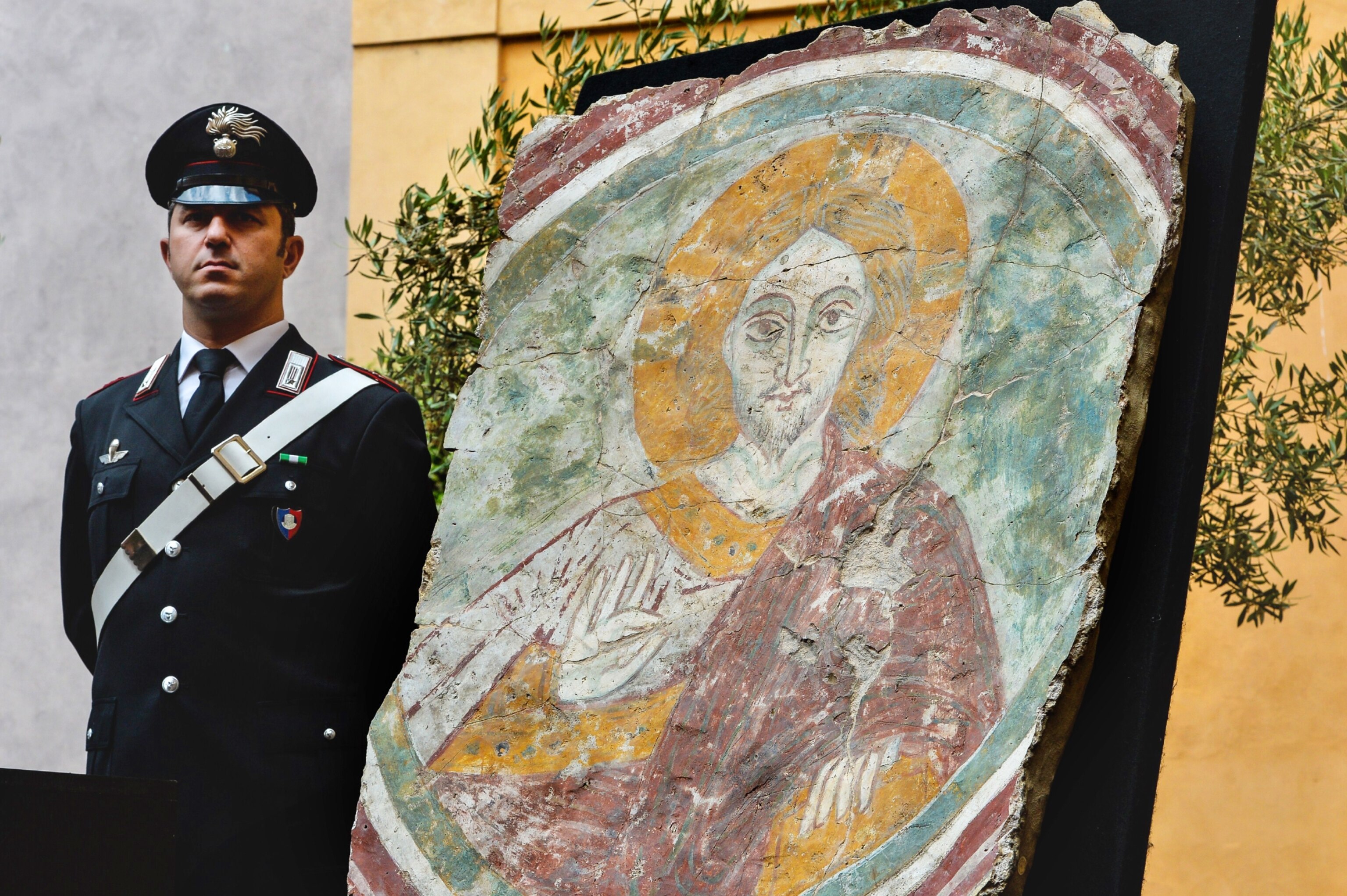 carabinieri with repatriated art