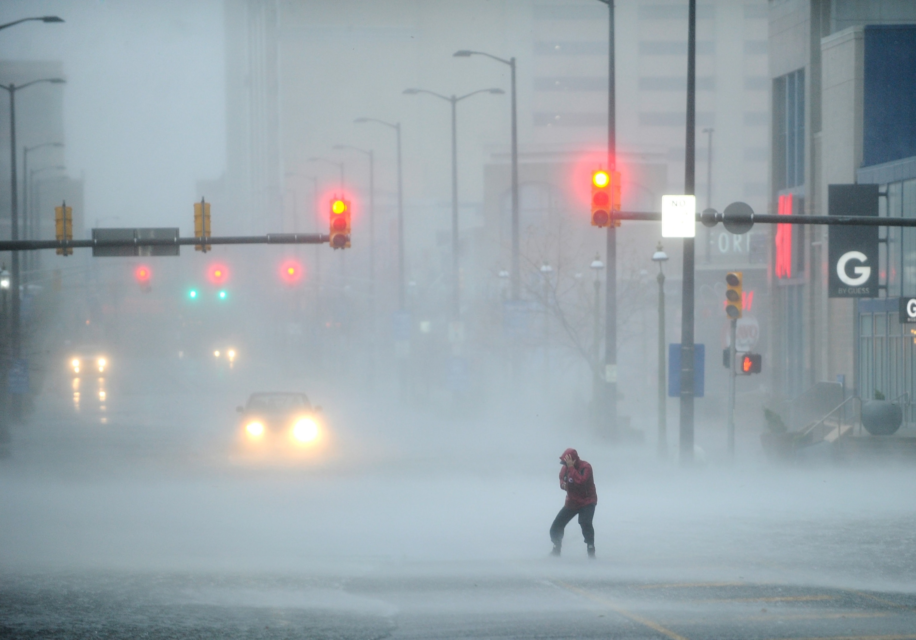 В пятницу ожидается ураган. Сильный ветер и дождь. Ураган сносит деревья. В пятницу ожидается ураган. Ураган май 2017 москва.